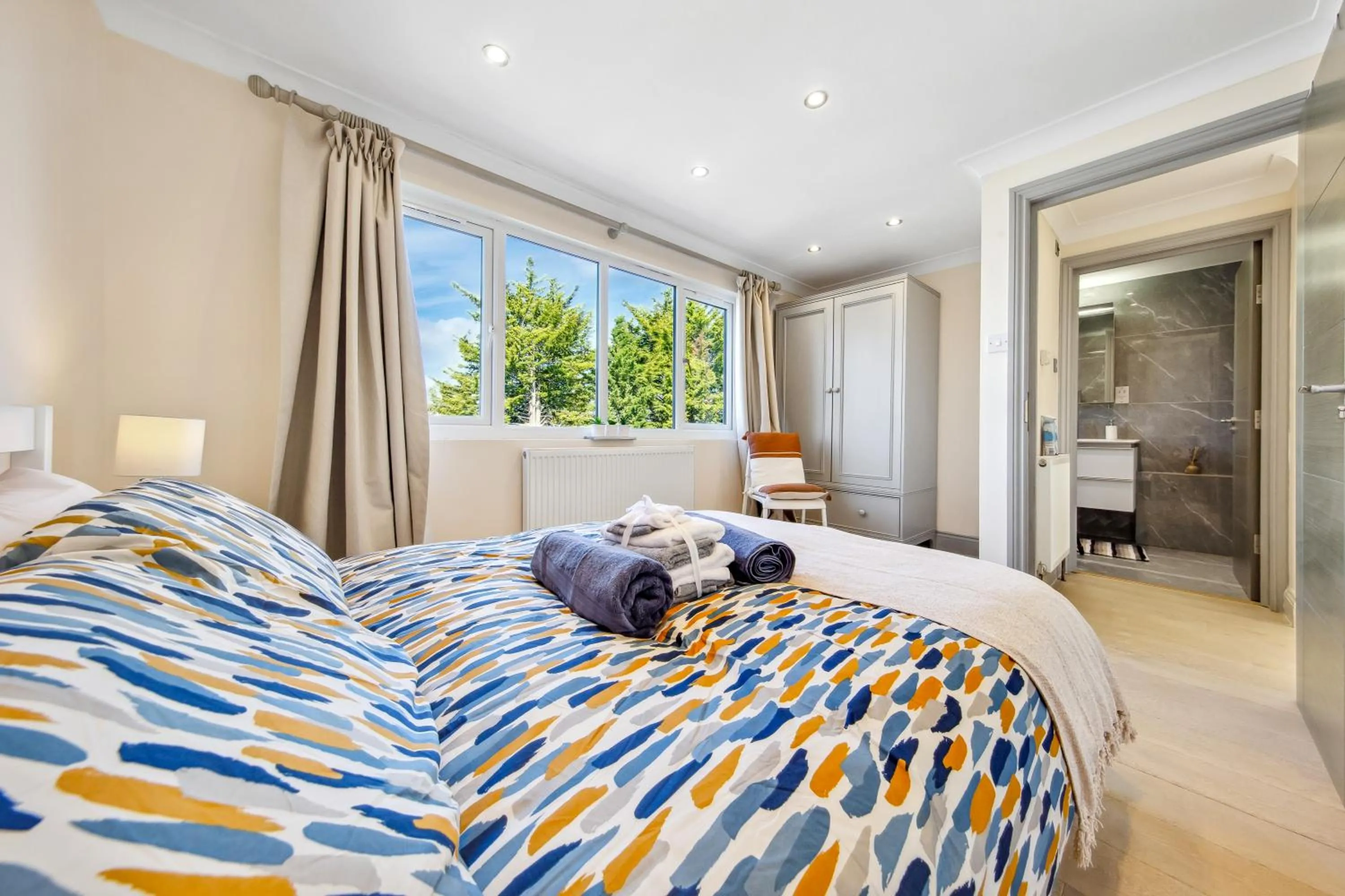 Bed in Stylish 4 Bed 2 Bath NW London