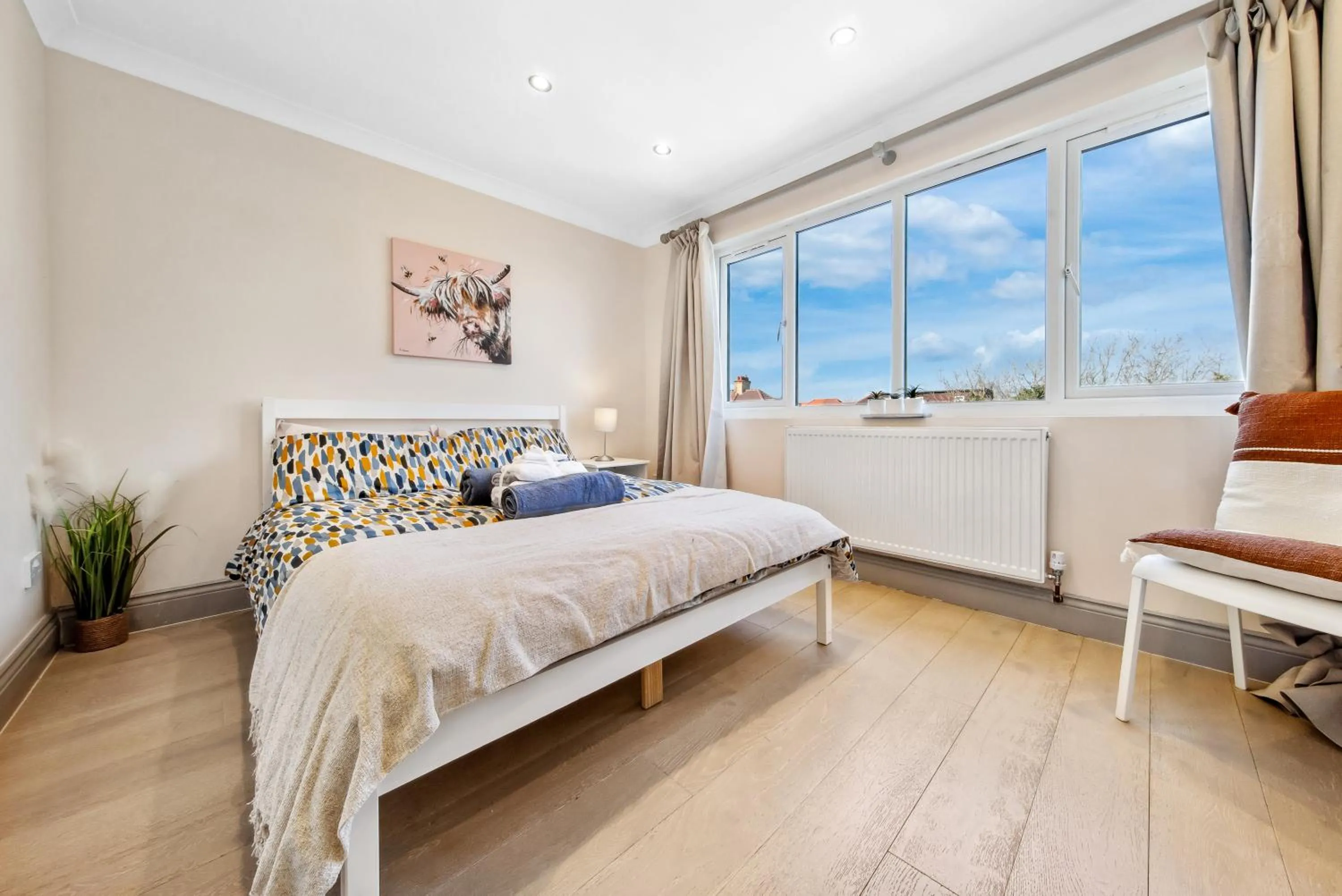 Bed in Stylish 4 Bed 2 Bath NW London