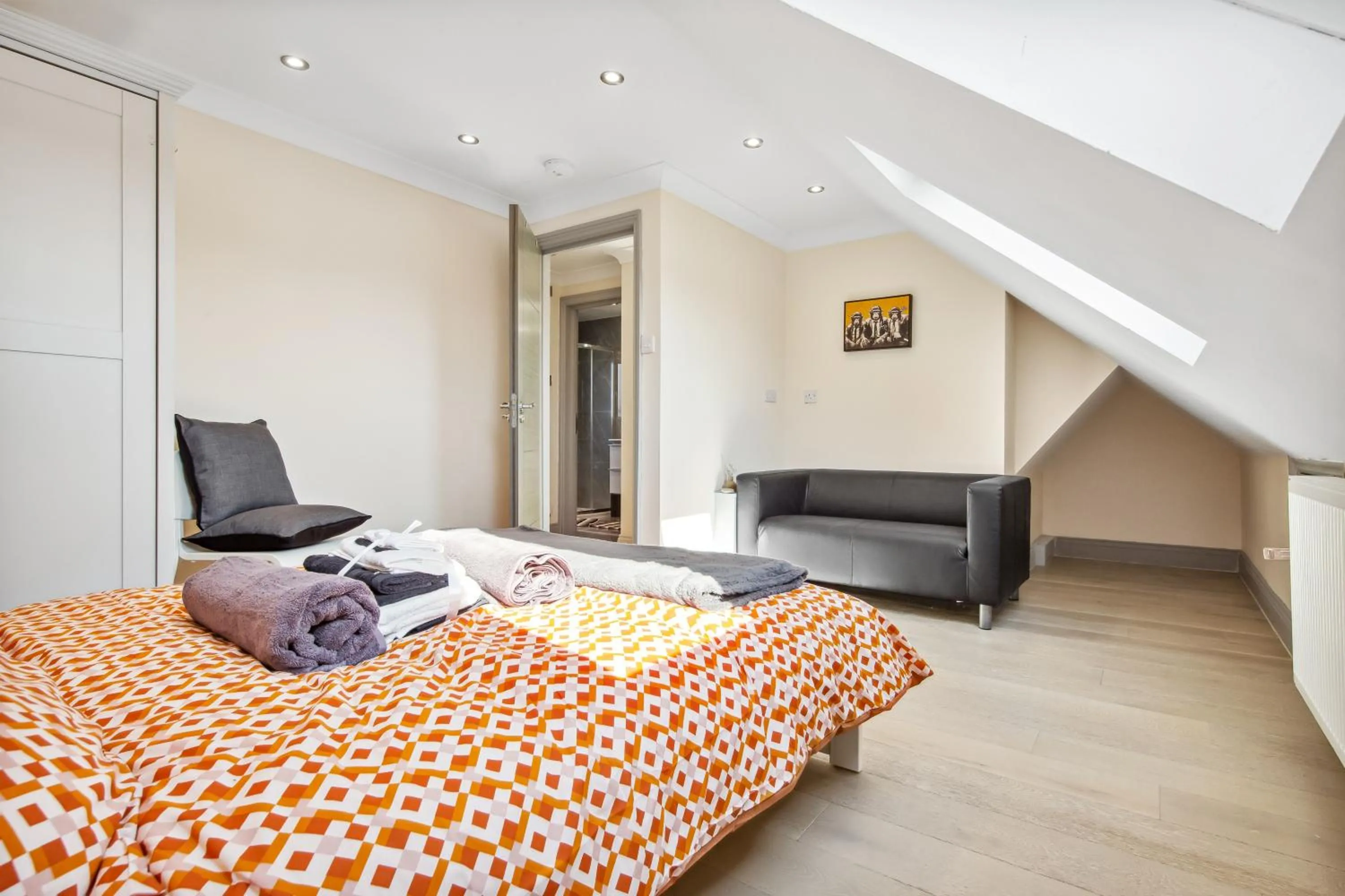 Bed in Stylish 4 Bed 2 Bath NW London