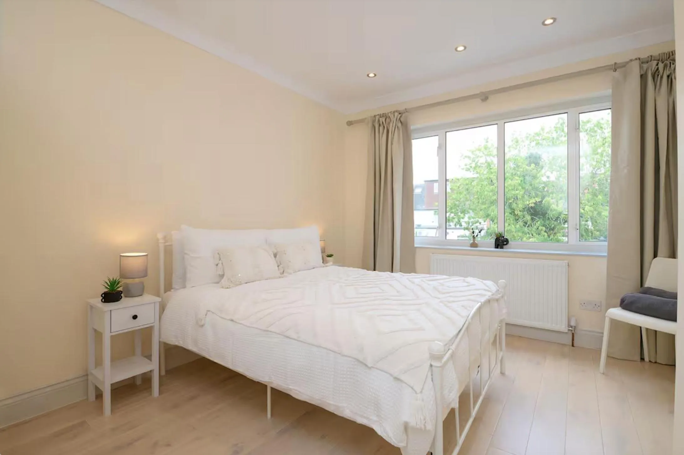 Bed in Stylish 4 Bed 2 Bath NW London