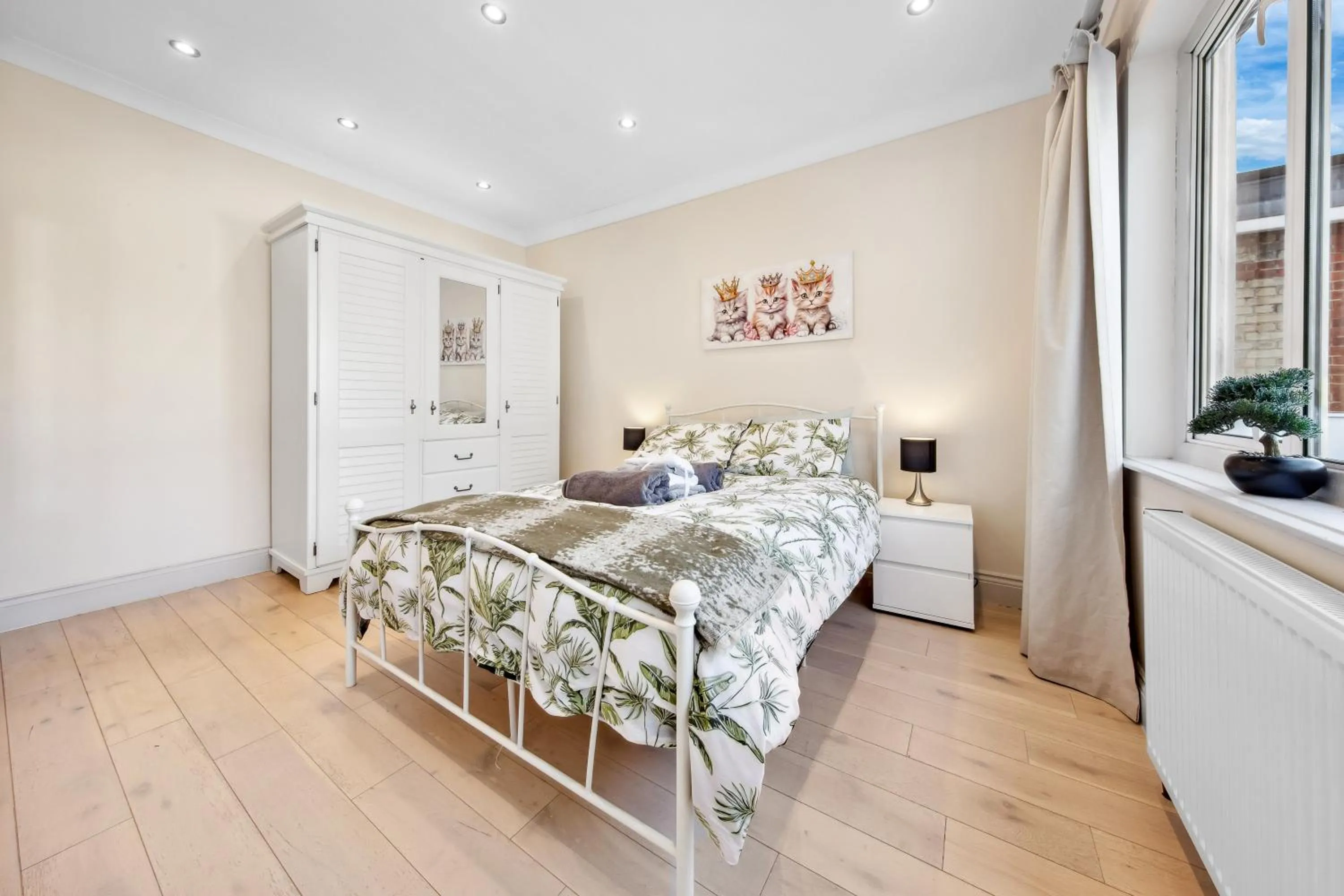 Bed in Stylish 4 Bed 2 Bath NW London