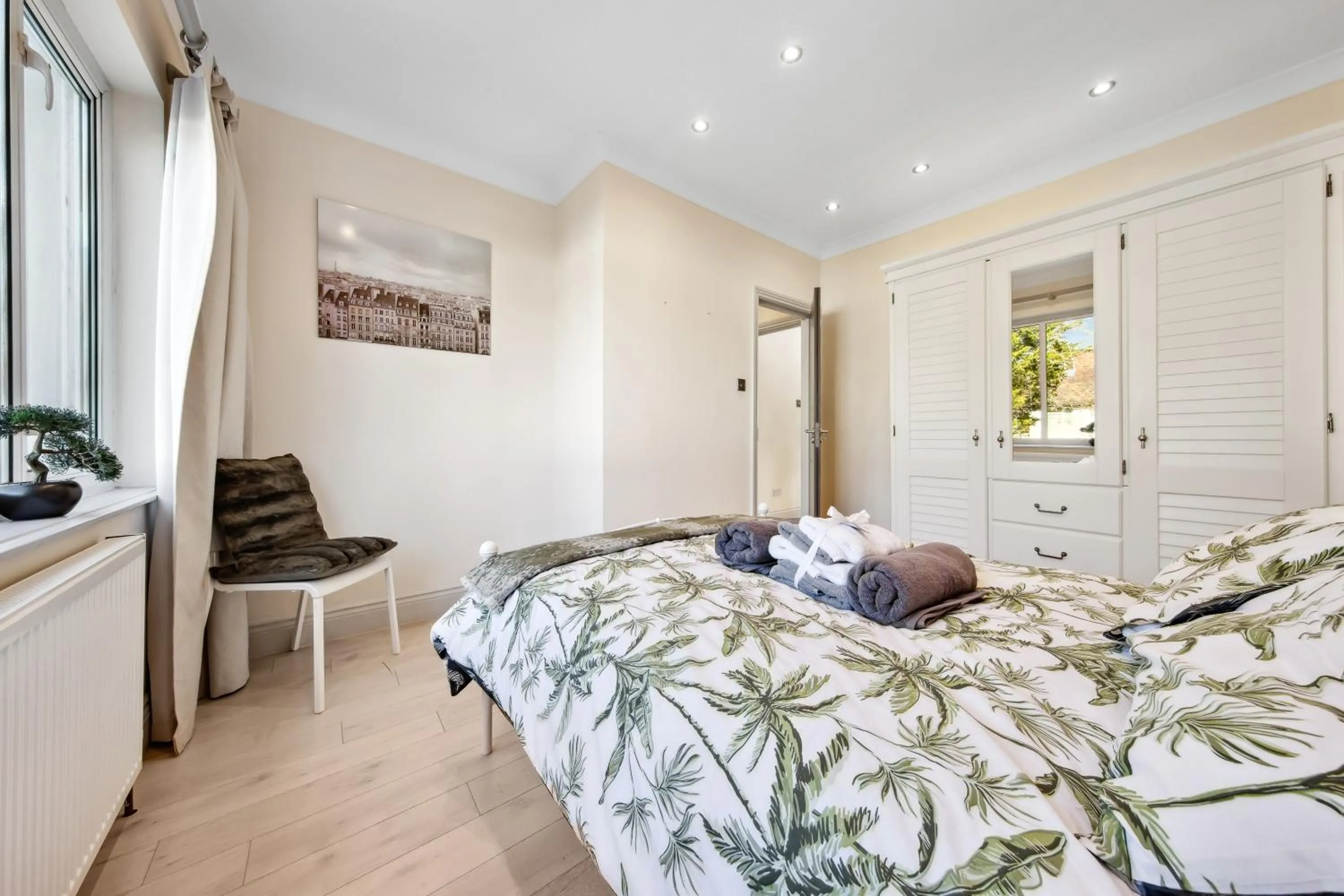 Bed in Stylish 4 Bed 2 Bath NW London