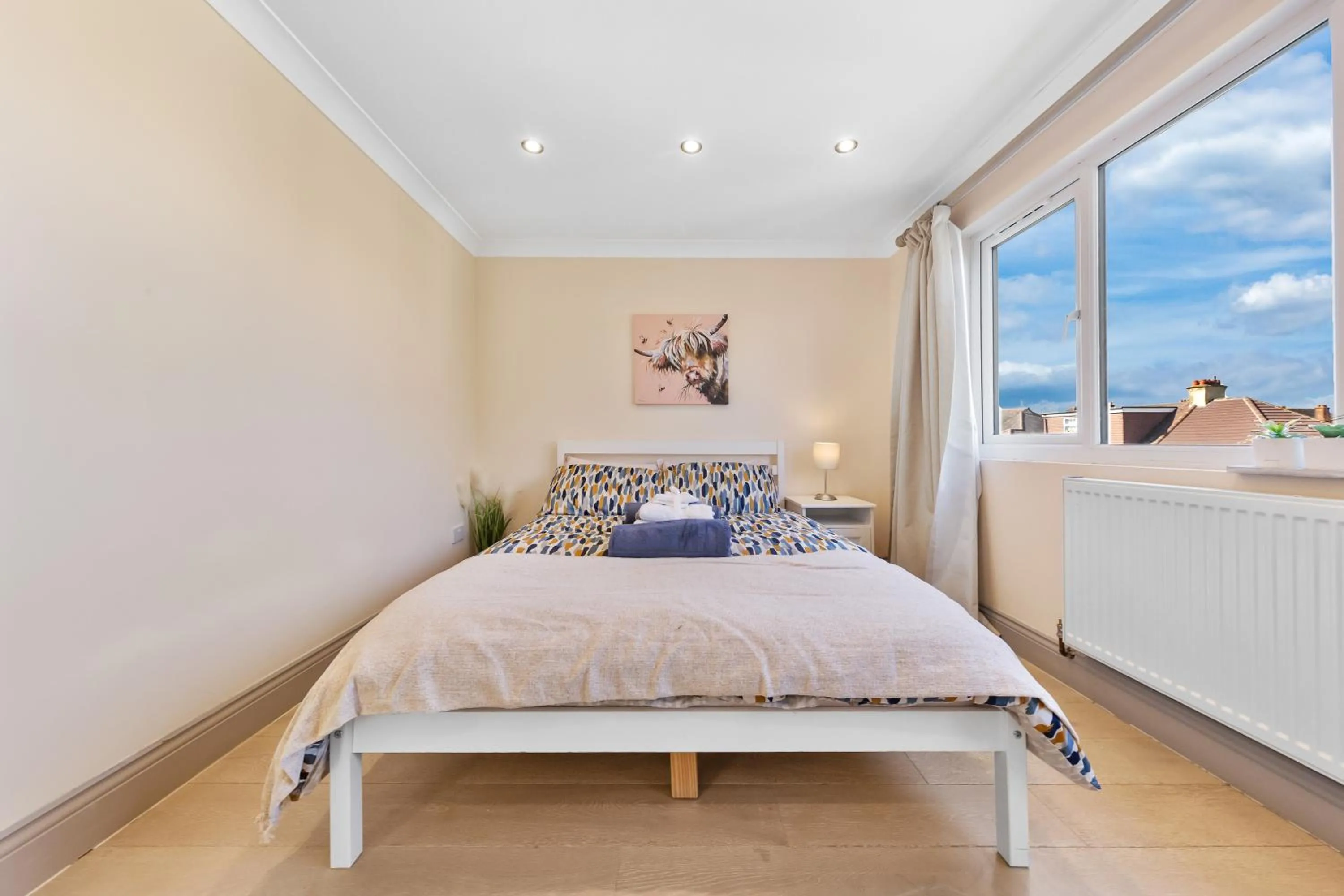 Bed in Stylish 4 Bed 2 Bath NW London
