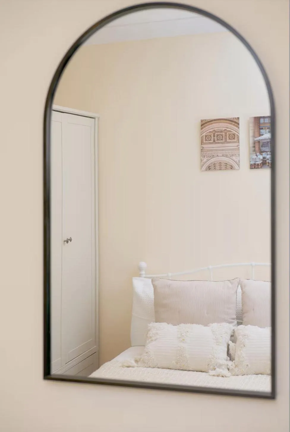Bed in Stylish 4 Bed 2 Bath NW London