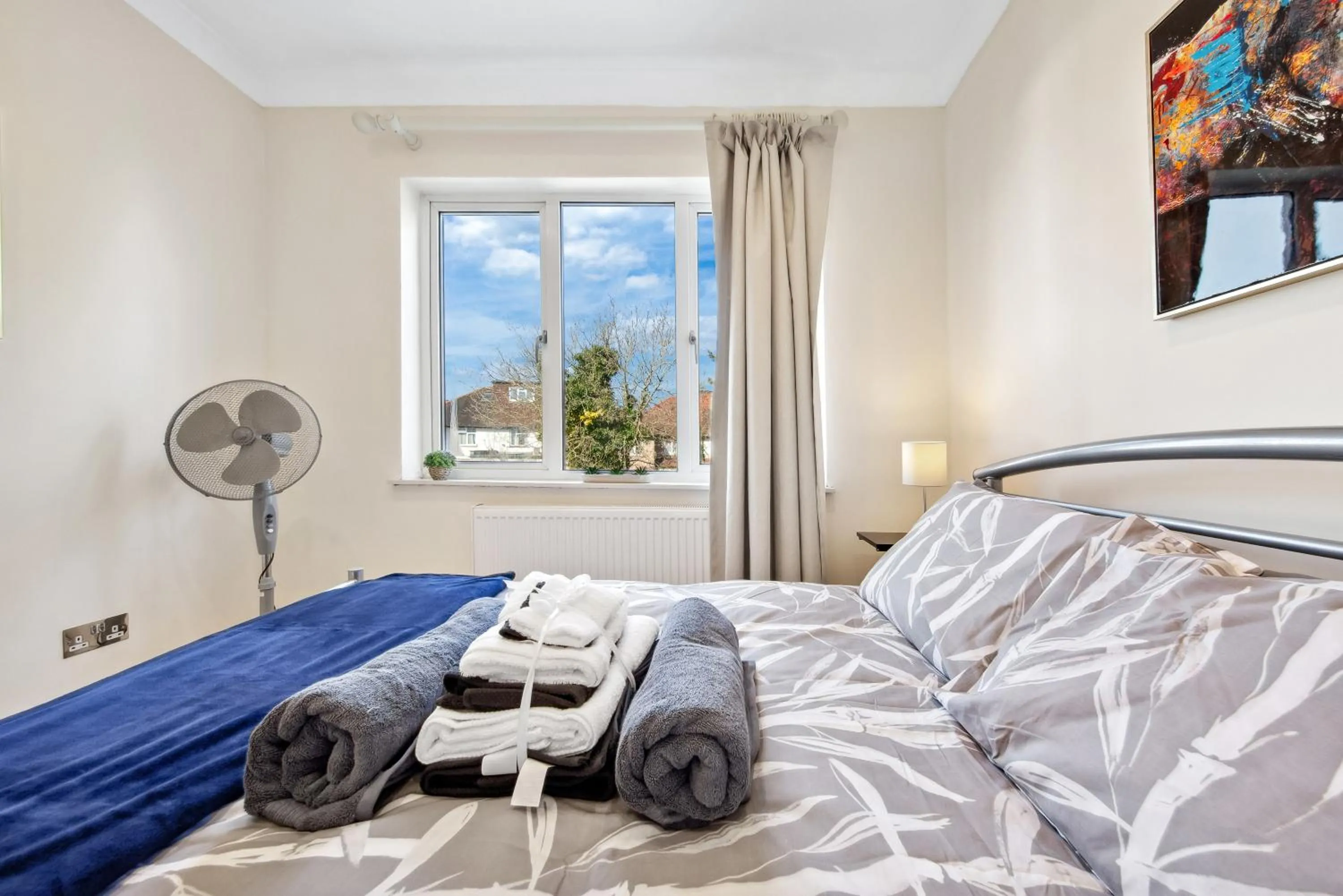 Bed in Stylish 4 Bed 2 Bath NW London