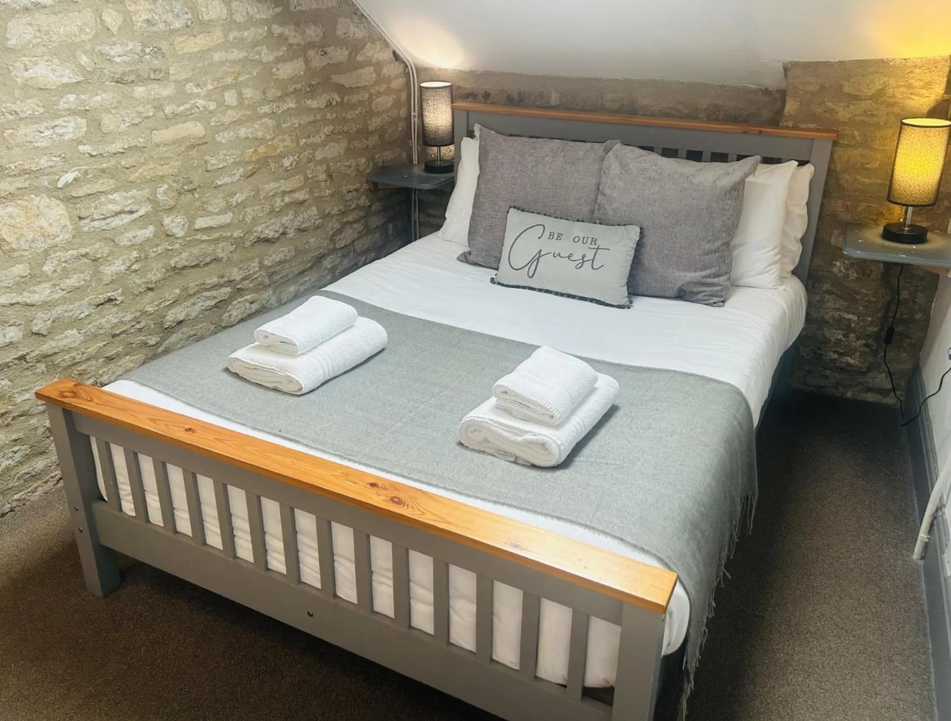 Bedroom, Bed in The Kings Arms Hotel