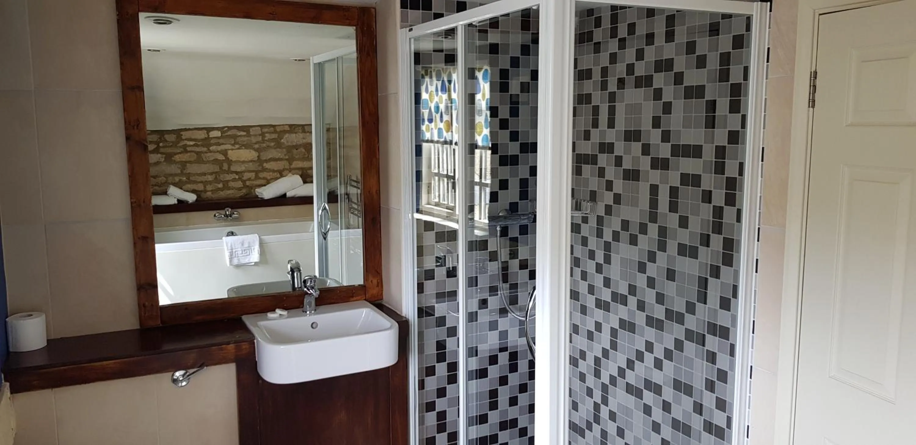 Shower in The Kings Arms Hotel