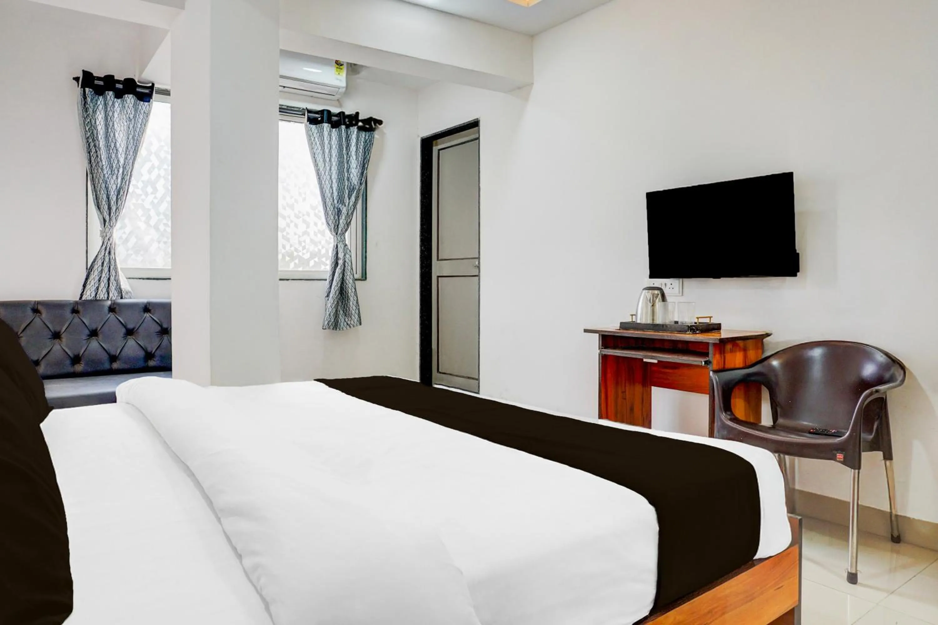FabHotel Keshava Executive - Nr Mahadji Shinde Chhatri