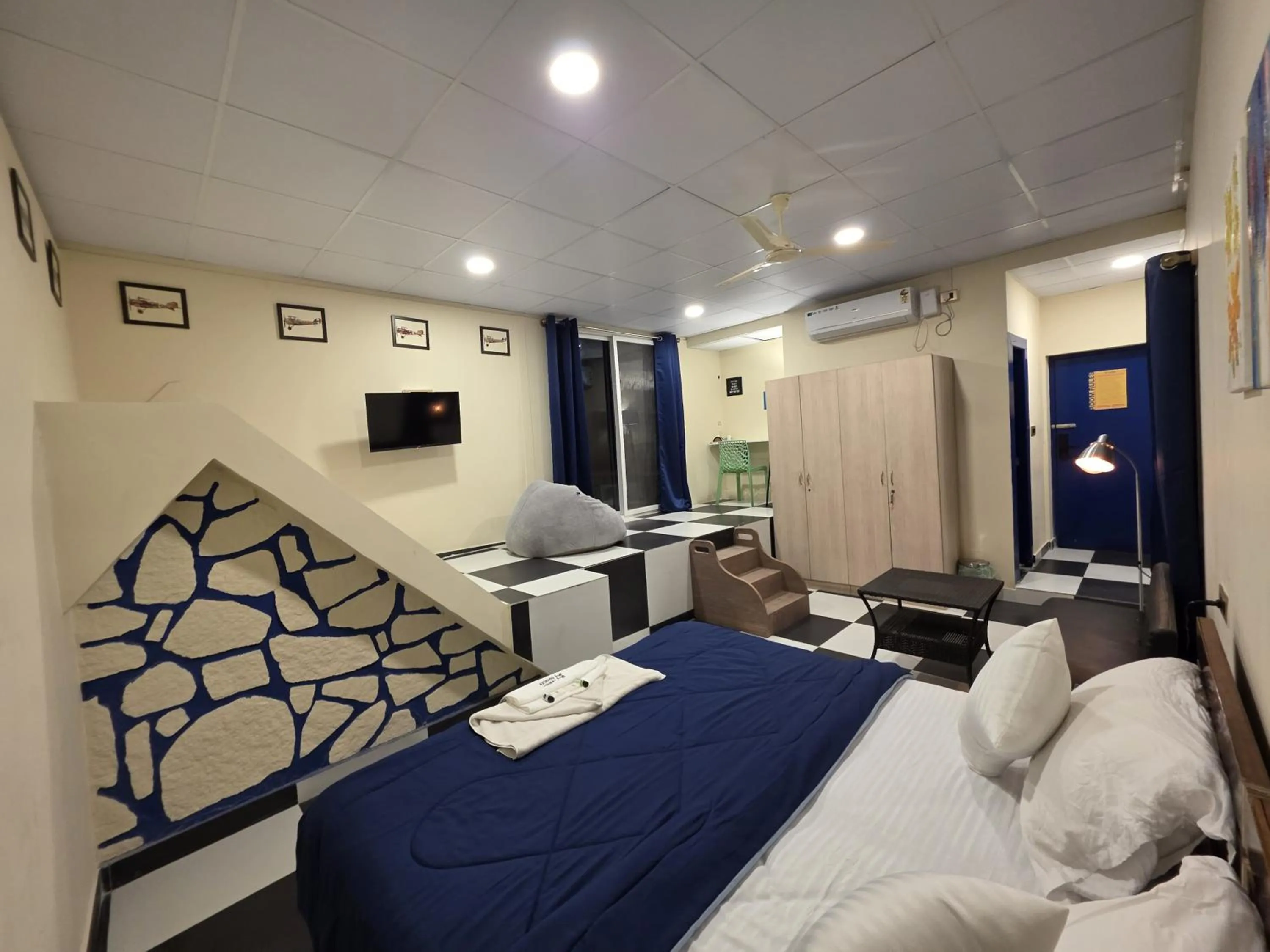 Bed in HosteLife Brookfield By De Royale Hotels