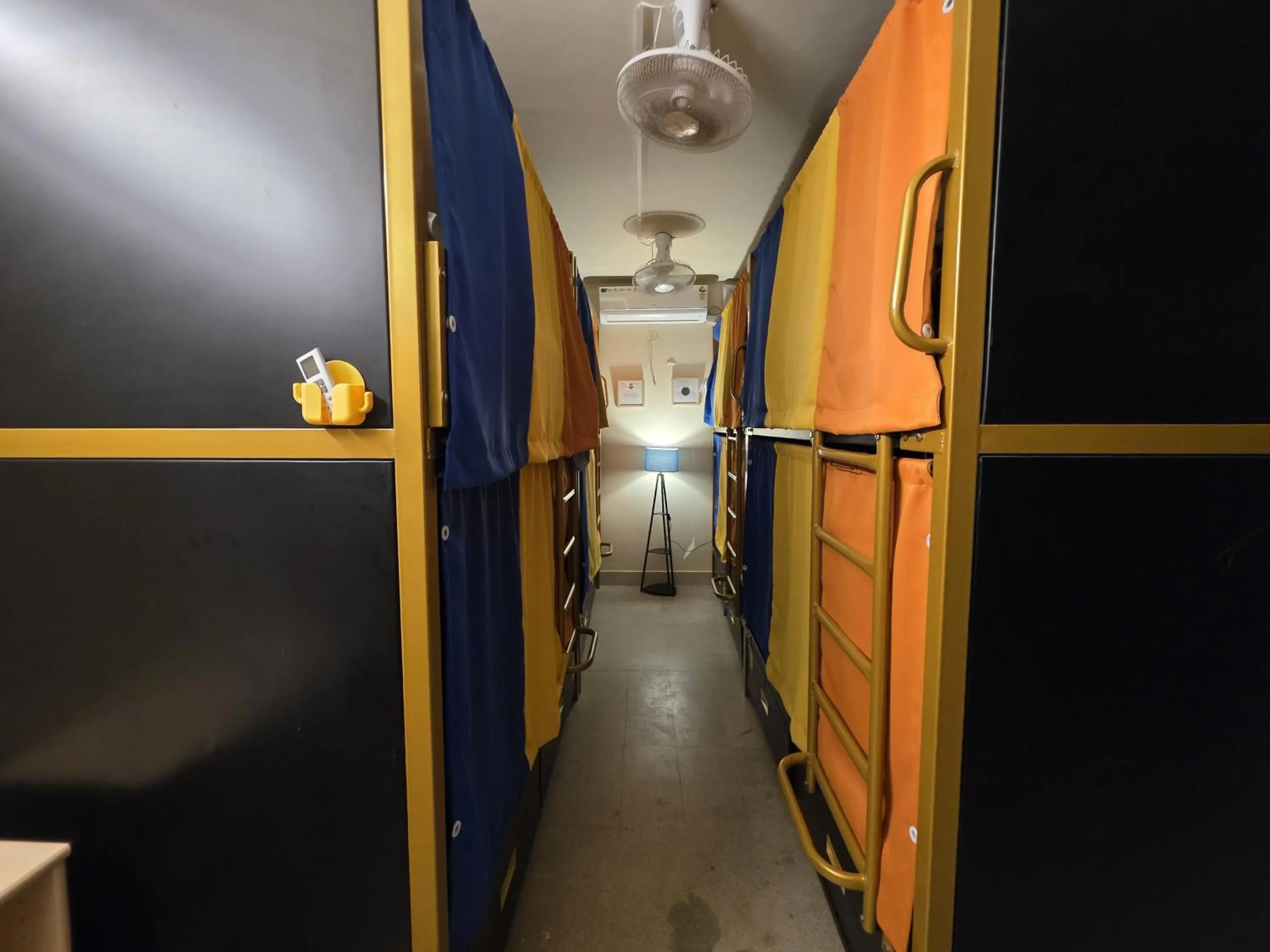 bunk bed in HosteLife Brookfield By De Royale Hotels
