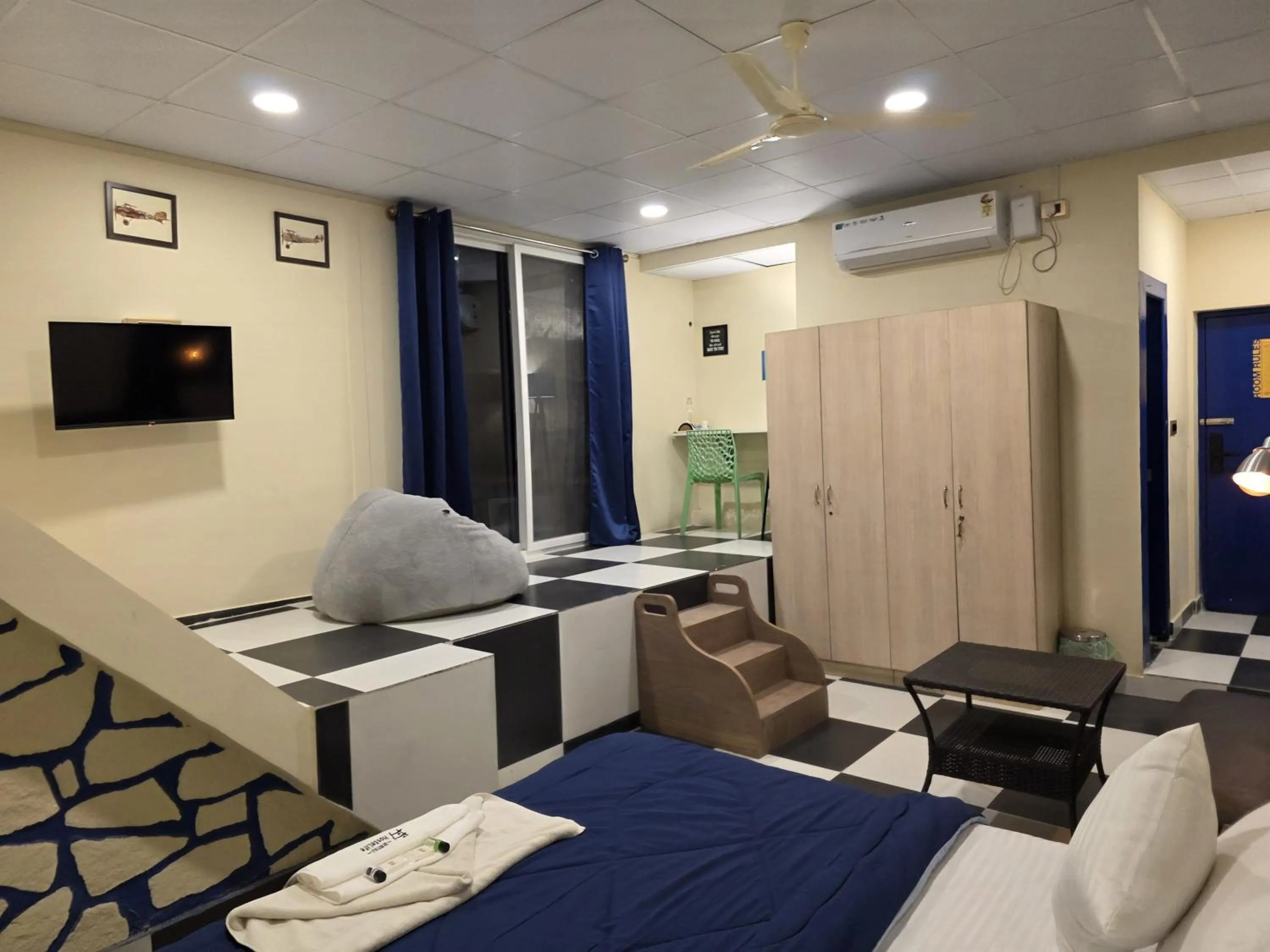 wardrobe in HosteLife Brookfield By De Royale Hotels