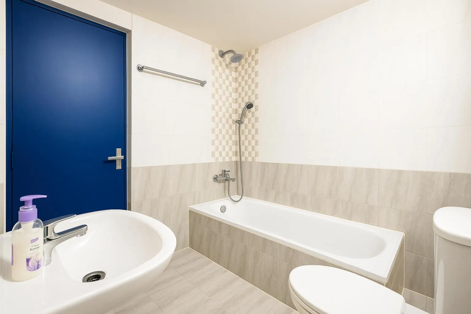 Bathroom in HosteLife Brookfield By De Royale Hotels