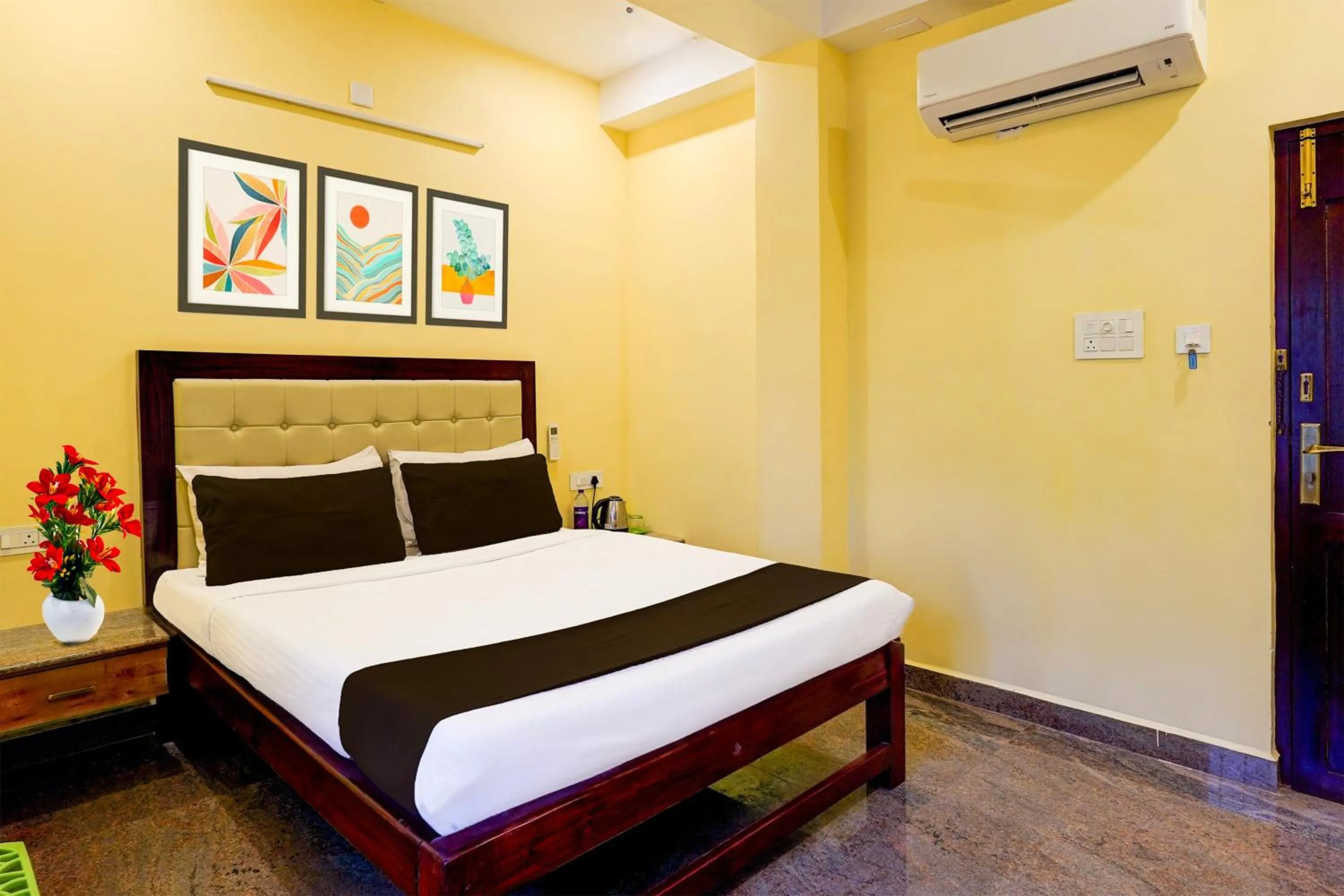 Bedroom, Bed in Super Townhouse White Town Rock Beach Formerly Prakasam Residency