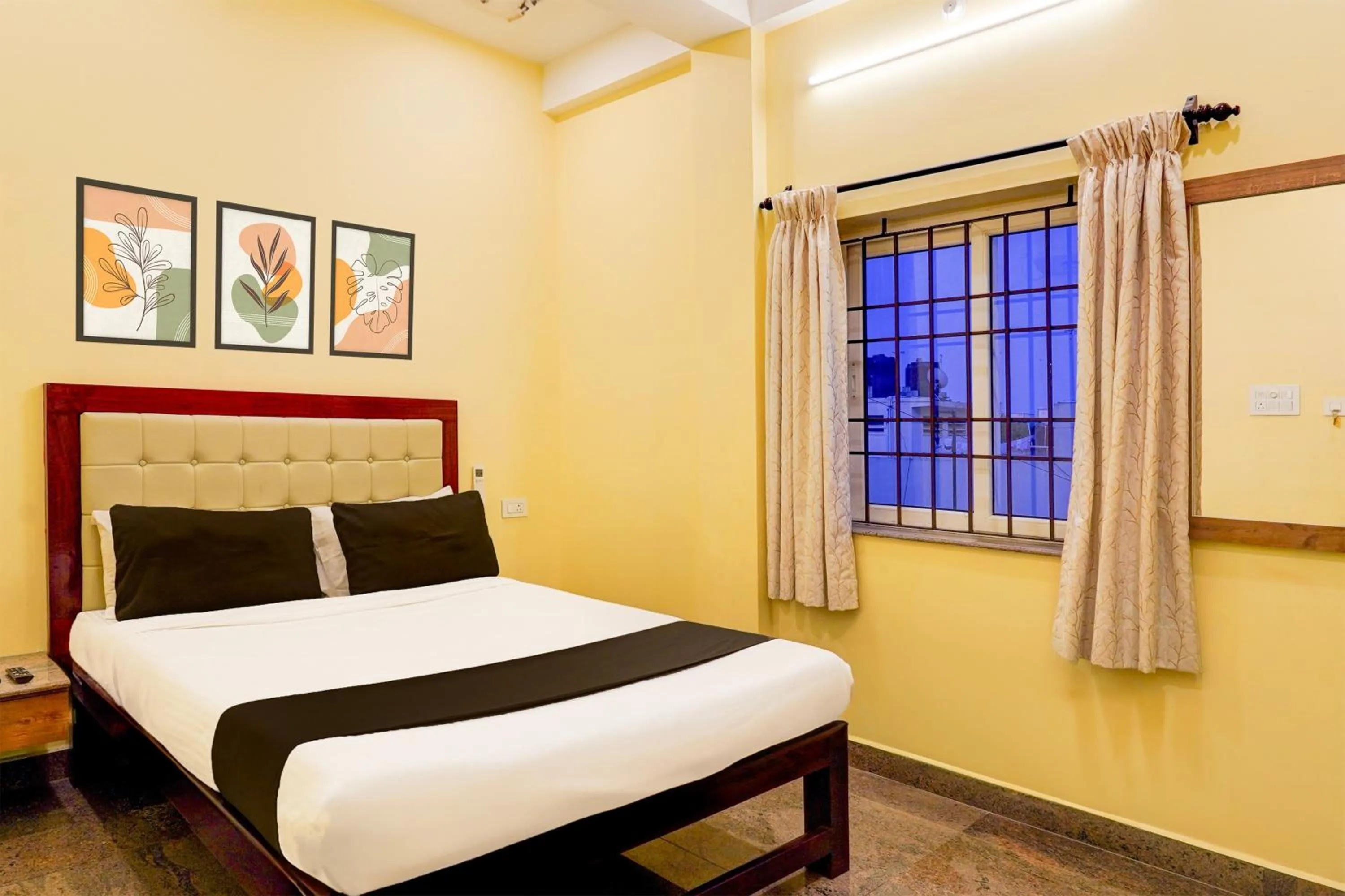 Bedroom, Bed in Super Townhouse White Town Rock Beach Formerly Prakasam Residency