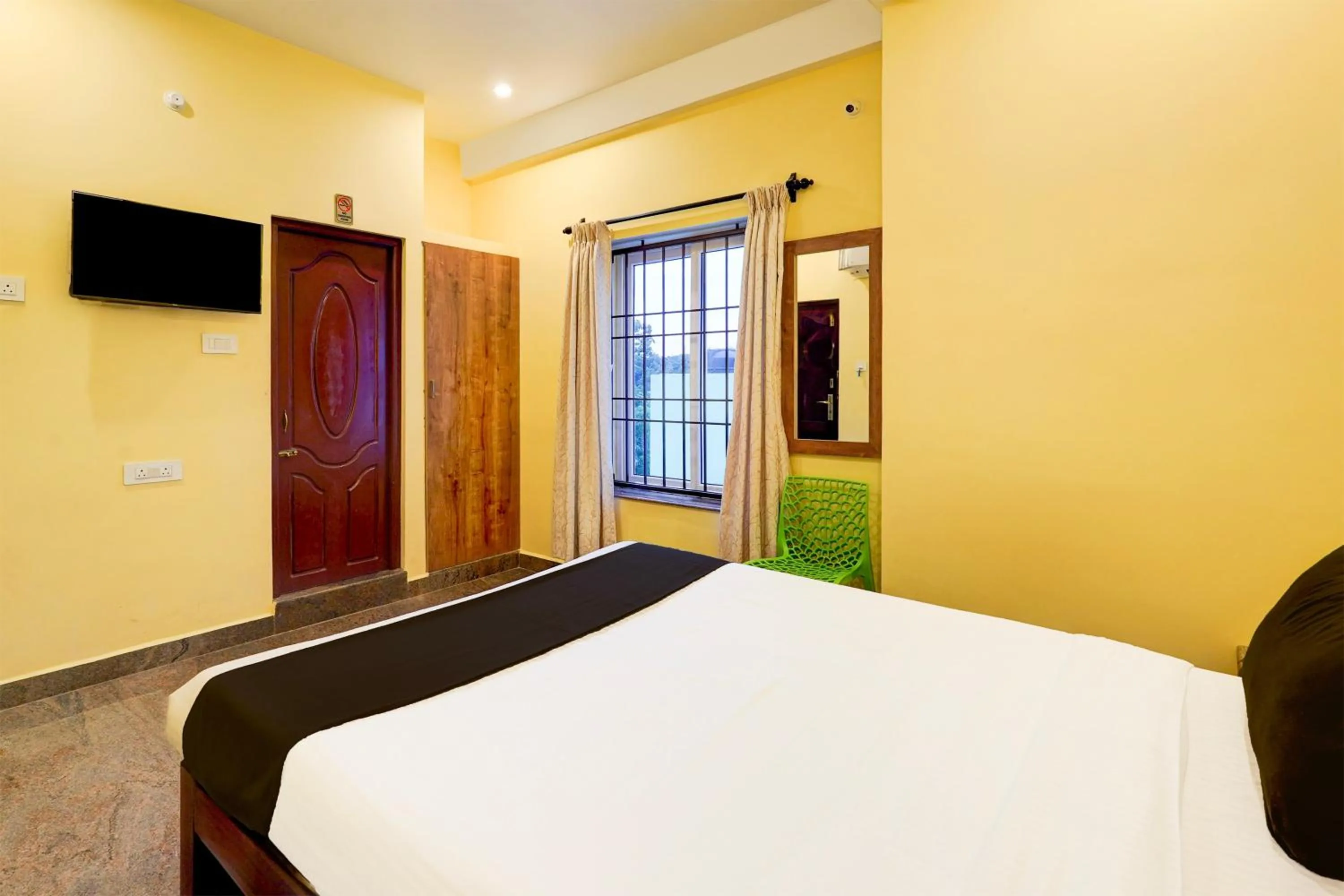 Bedroom, Bed in Super Townhouse White Town Rock Beach Formerly Prakasam Residency