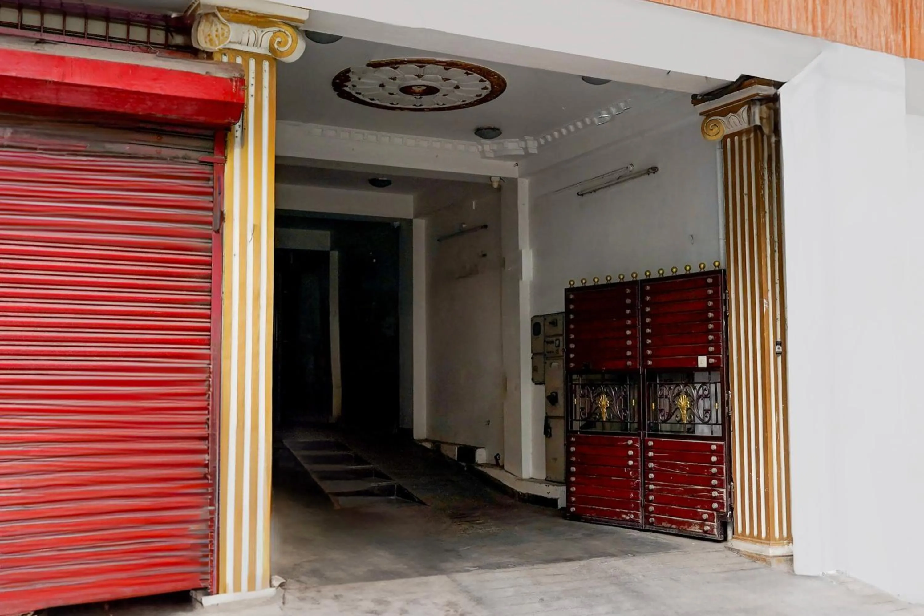 Facade/entrance in Super Townhouse White Town Rock Beach Formerly Prakasam Residency