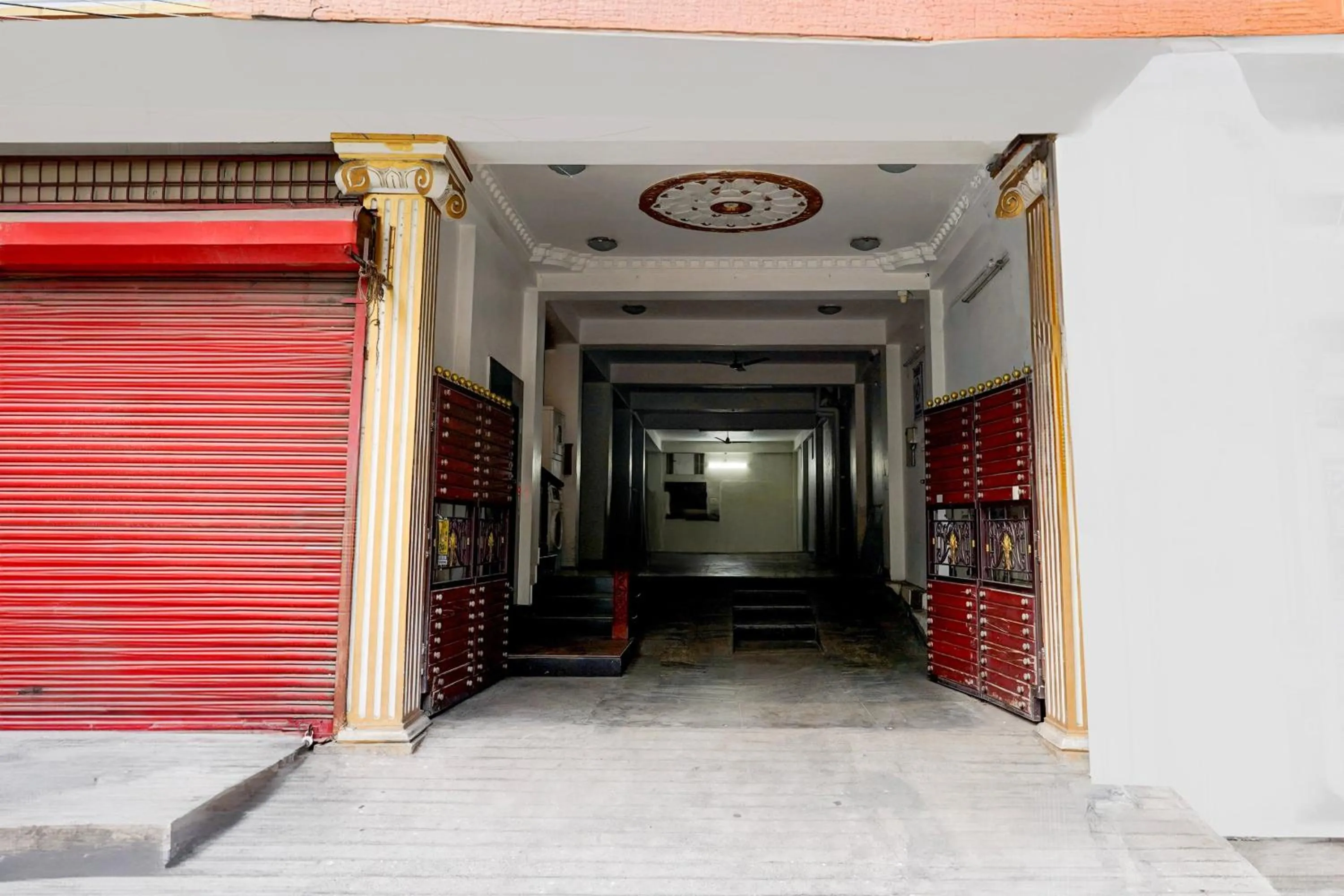 Facade/entrance in Super Townhouse White Town Rock Beach Formerly Prakasam Residency