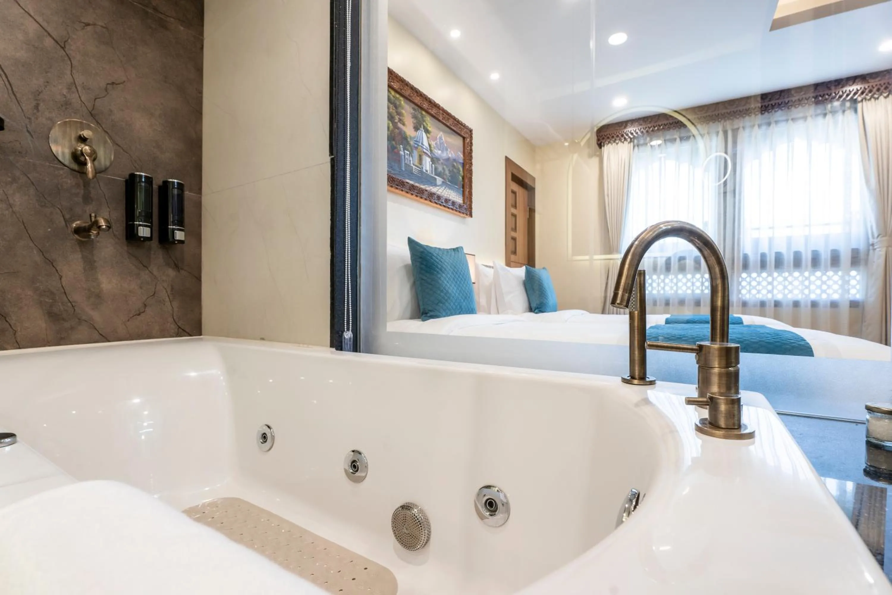 Hot Tub, Bed in Aarya Hotel and Spa - Eternal Heritage