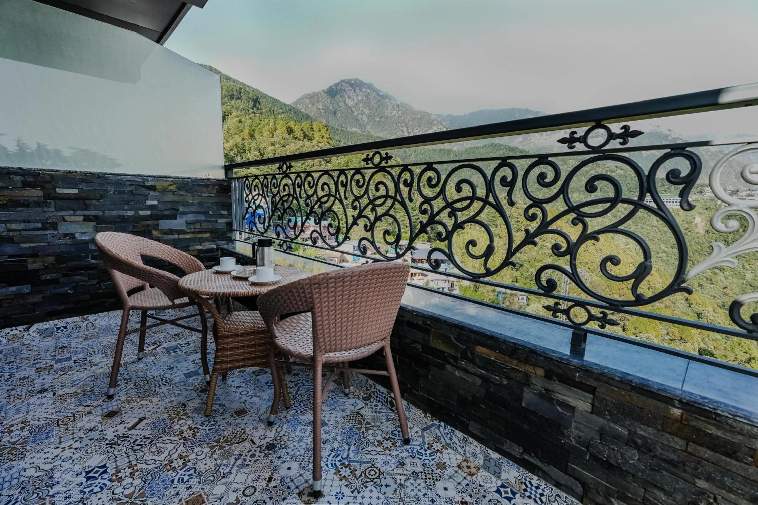 Alivaa Hotel, McLeodganj With Best Dhauladhar View & Infinity Pool Sky Garden