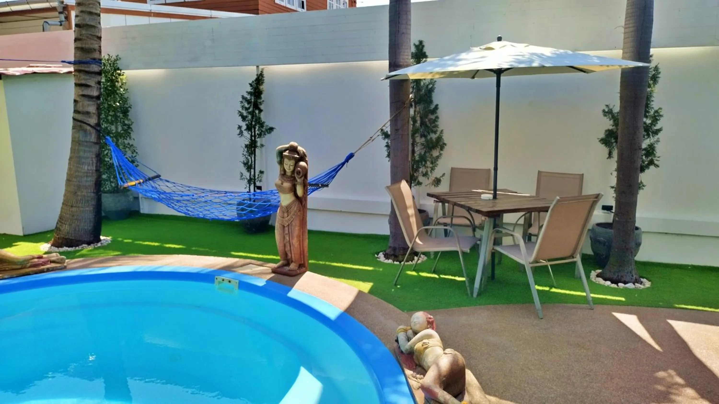 Swimming pool in Coconut Palms