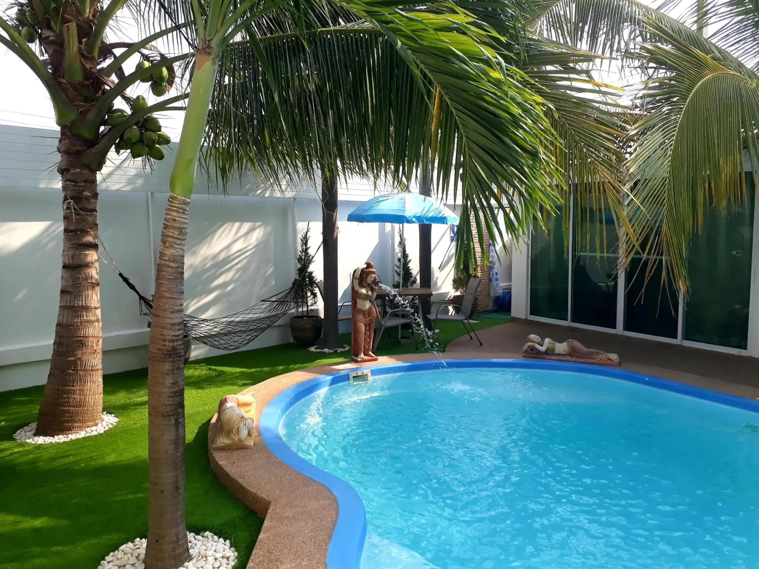 Swimming pool in Coconut Palms Swimming pool in Coconut Palms