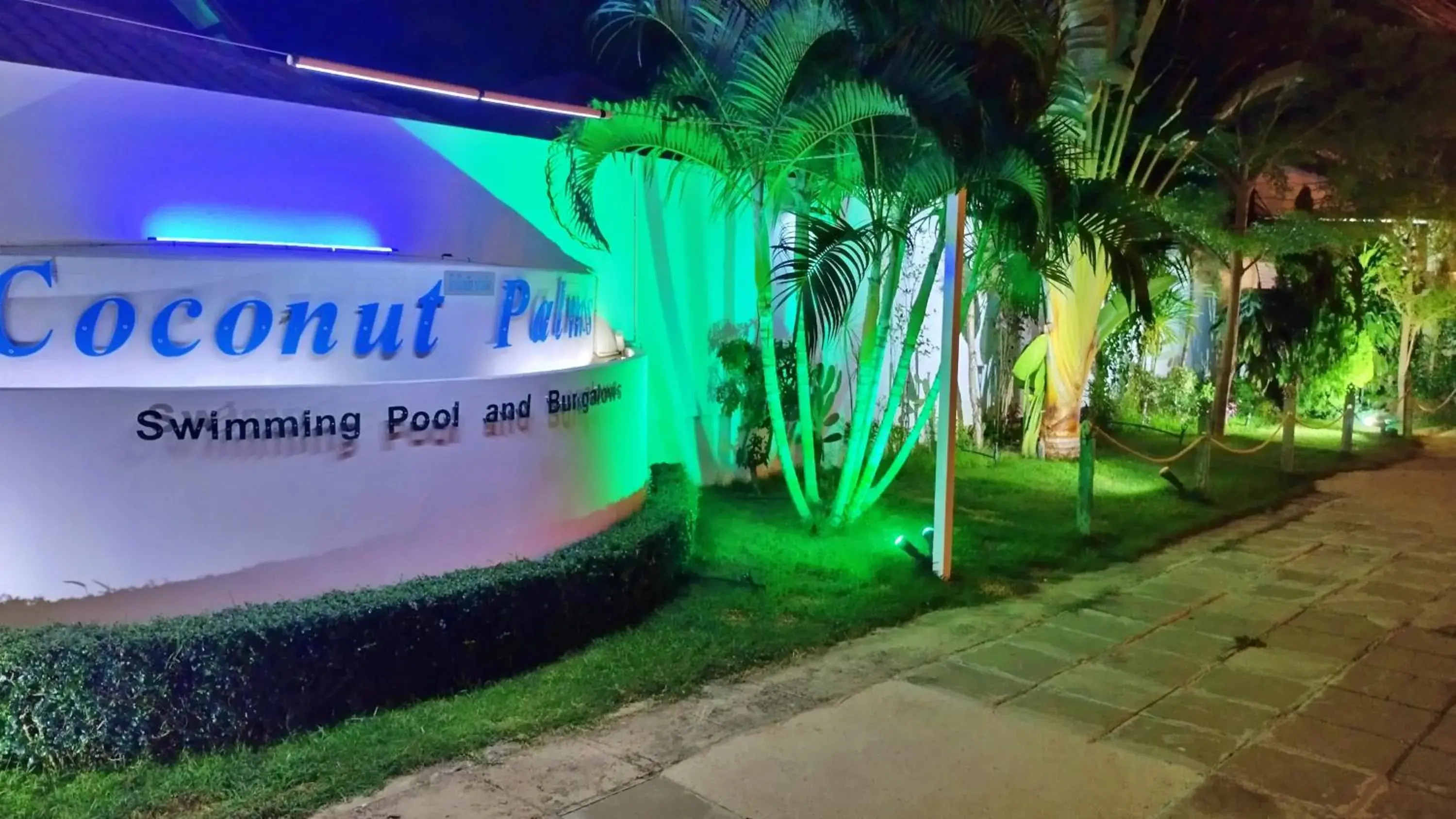Facade/entrance in Coconut Palms Facade/entrance in Coconut Palms
