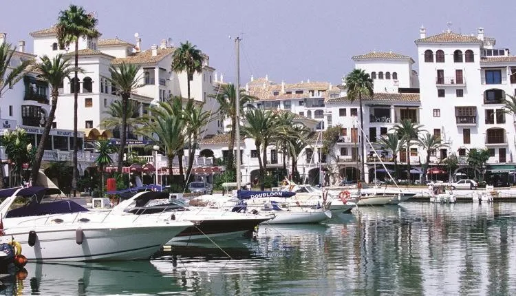 Neighbourhood in Beach Apartment Marina Duquesa