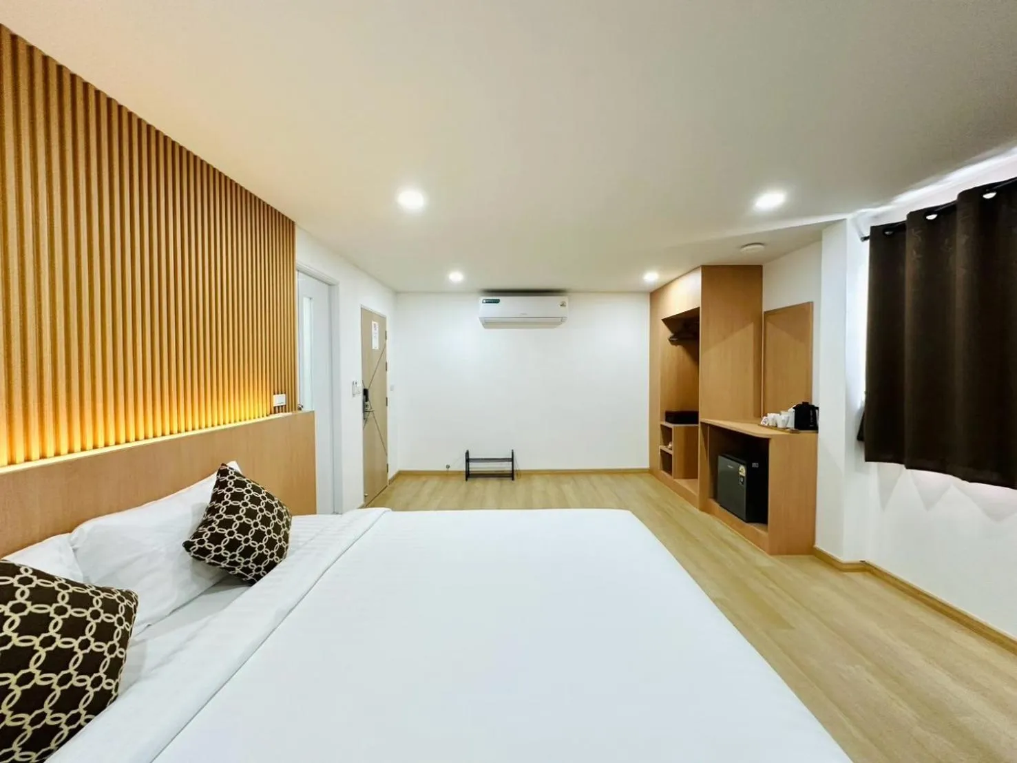 Bedroom, Bed in The Cozy 77