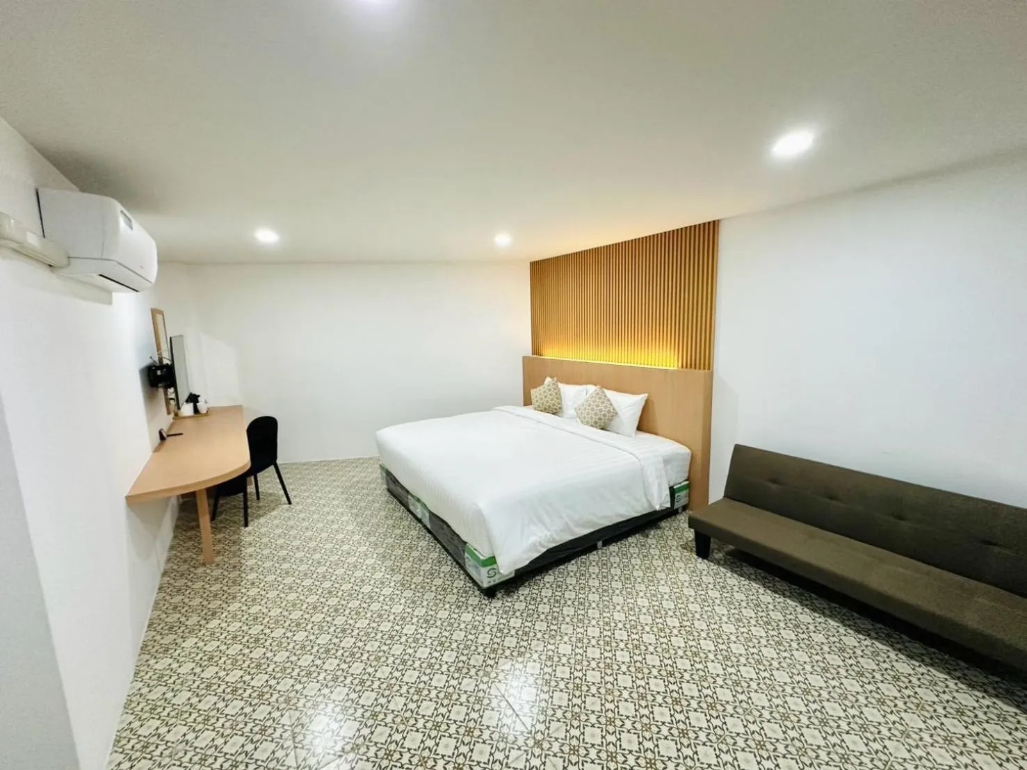 Bedroom, Bed in The Cozy 77