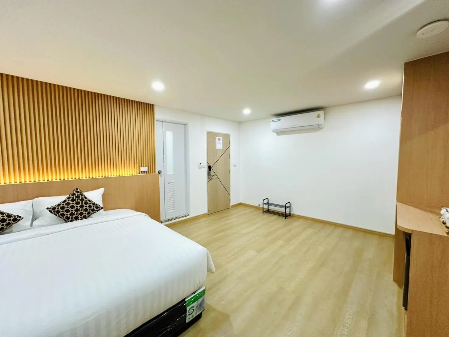 Bedroom, Bed in The Cozy 77