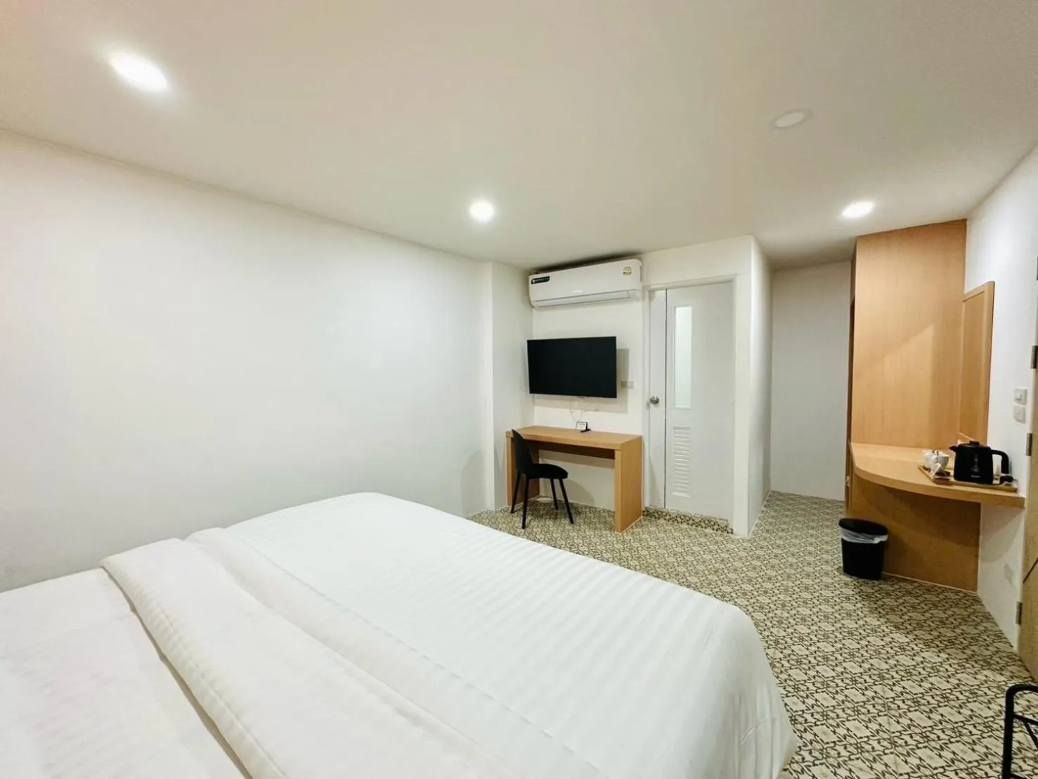 Bedroom, Bed in The Cozy 77