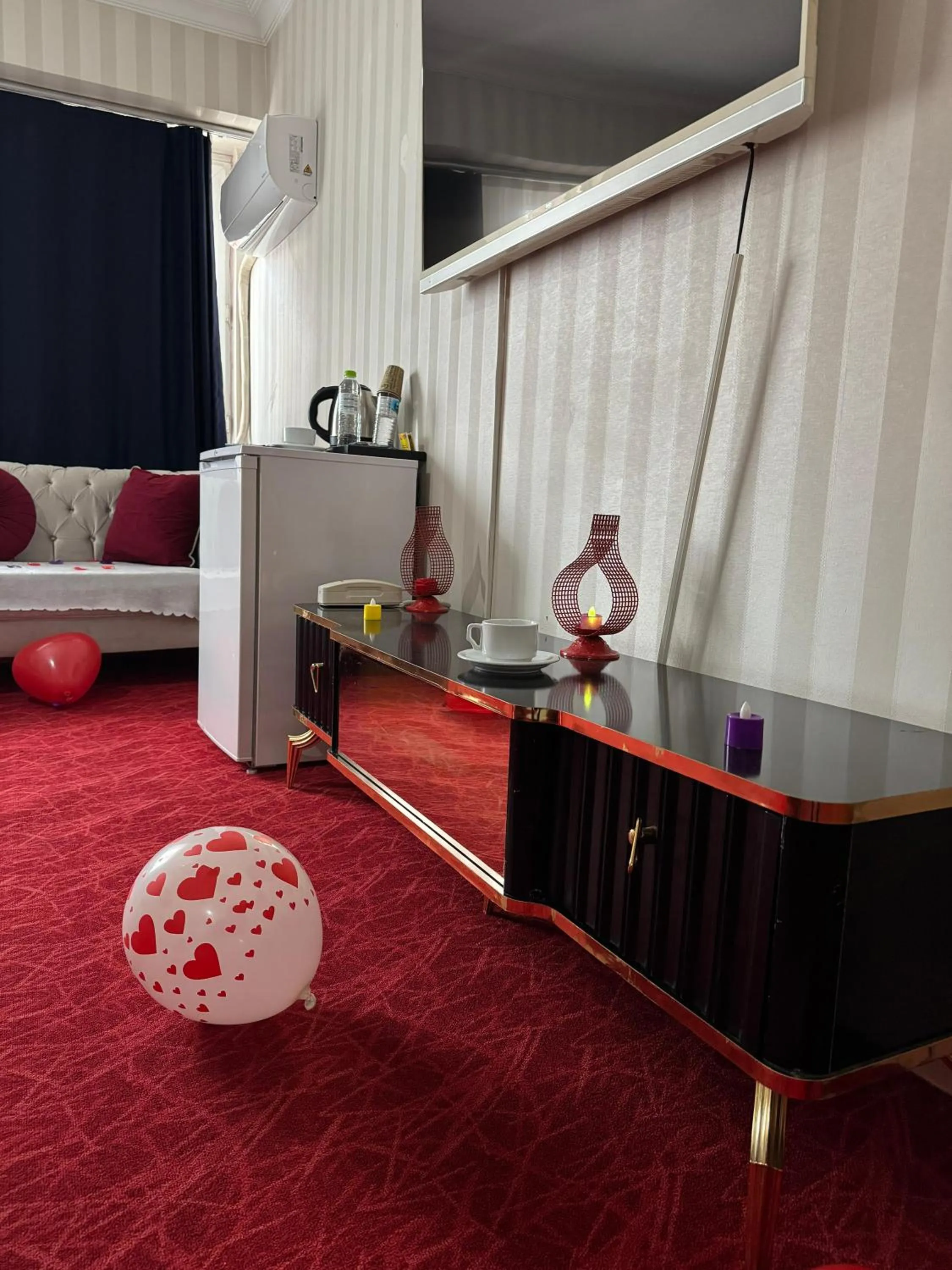 Seating area, Bed in Akyol Palace