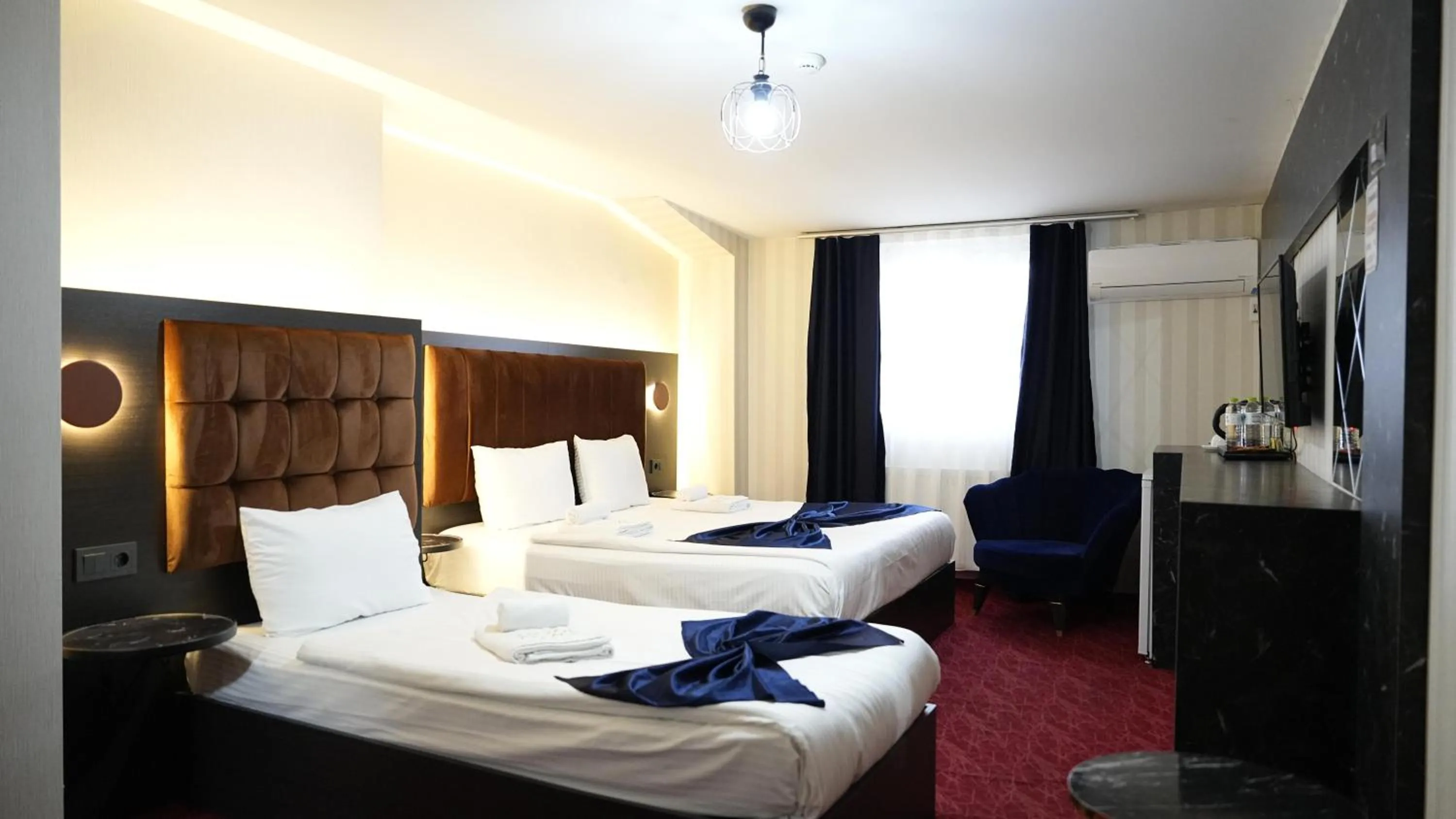 Photo of the whole room, Bed in Akyol Palace