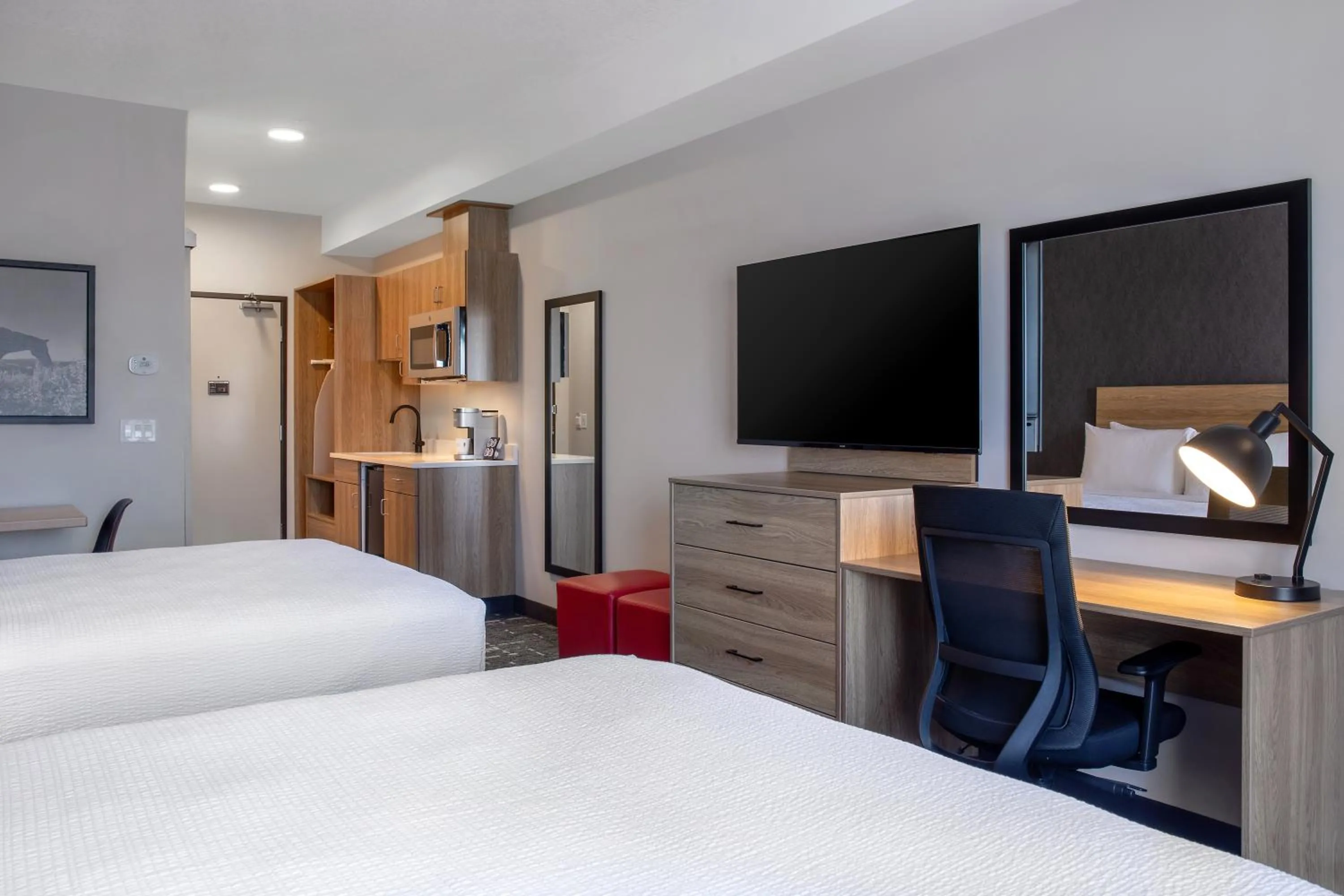 Superior Queen Room with Two Queen Beds in Canalta Cochrane