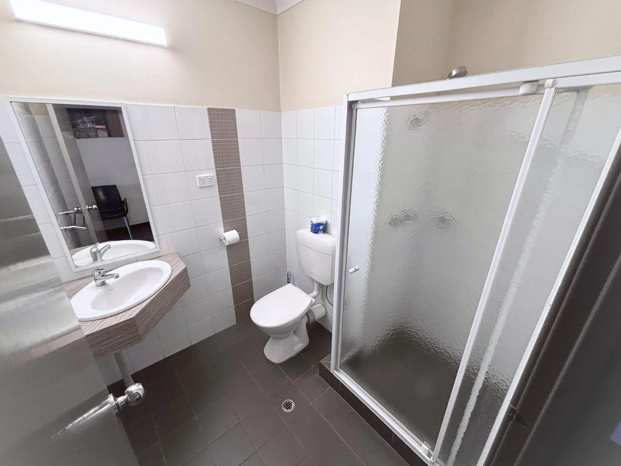 Shower in Prince of Wales Hotel, Bunbury