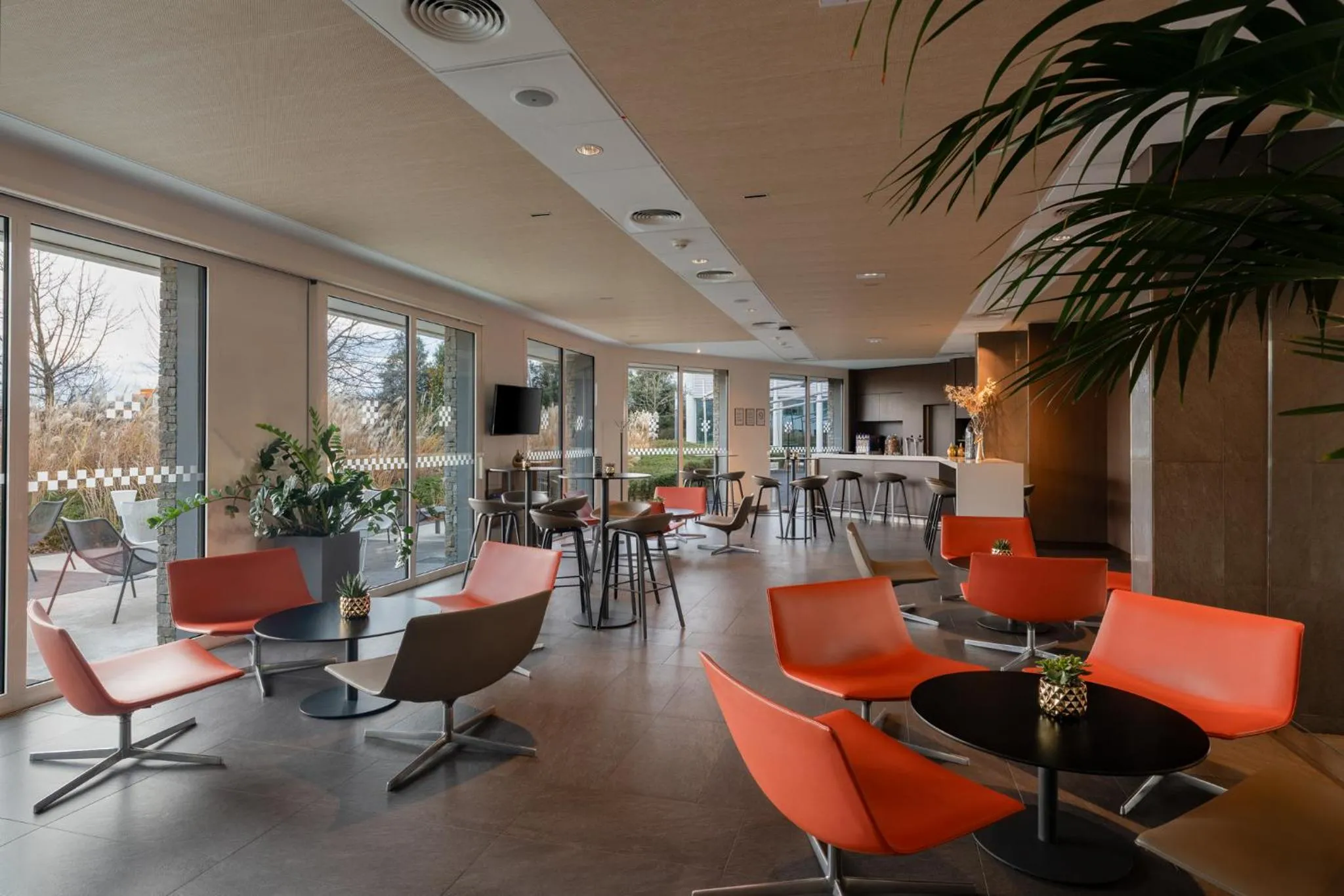 Lounge or bar in Spark by Hilton Lyon Eurexpo