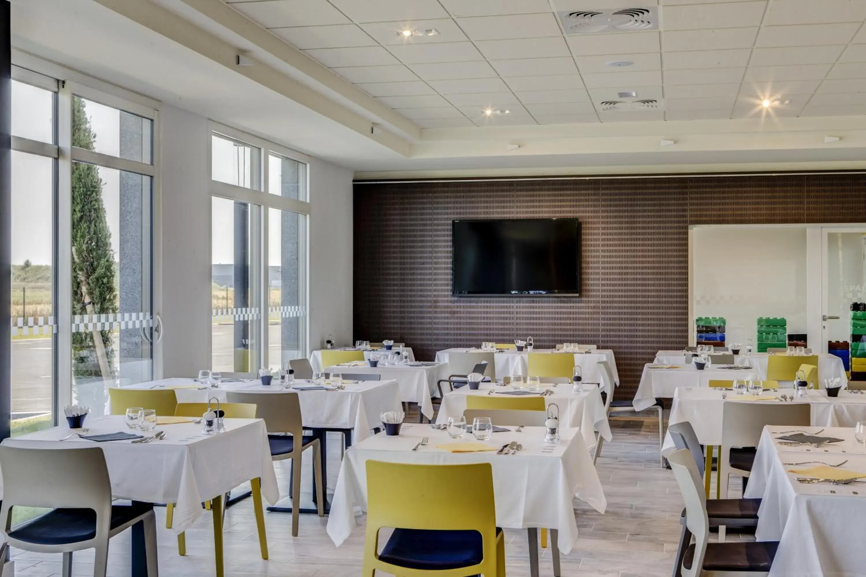 Restaurant/places to eat in Hotel ParKest Restaurant/places to eat in Hotel ParKest