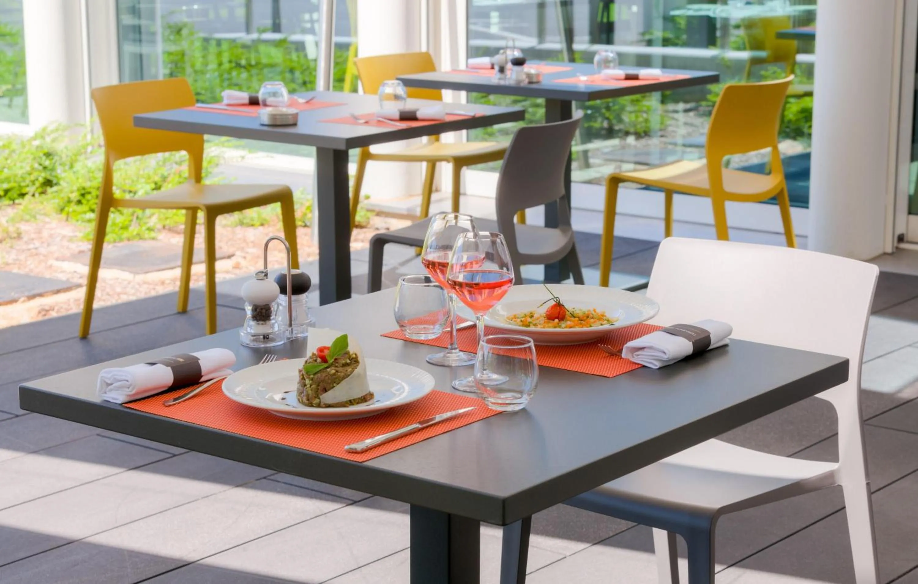 Restaurant/places to eat in Spark by Hilton Lyon Eurexpo