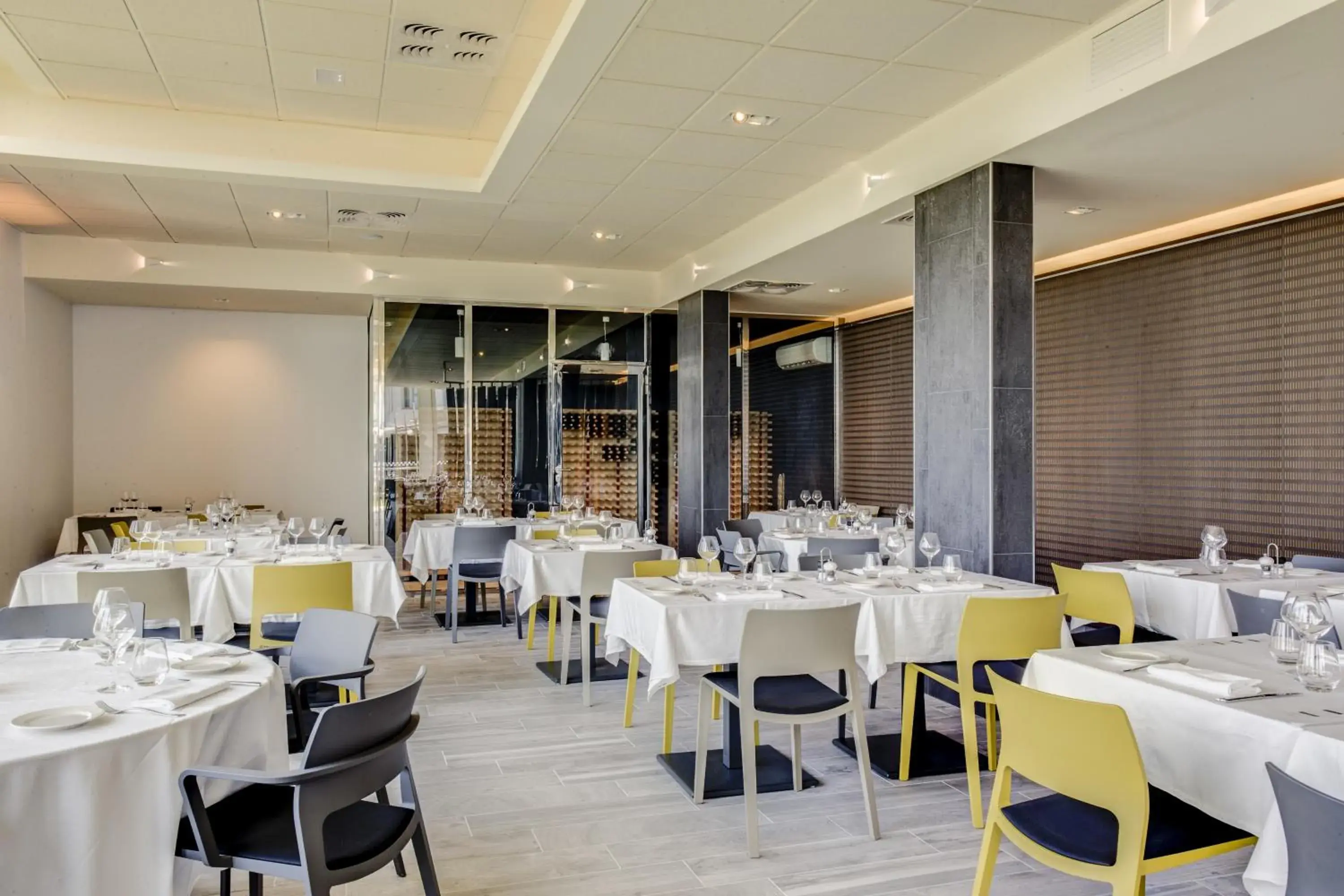 Restaurant/places to eat in Hotel ParKest Restaurant/places to eat in Hotel ParKest