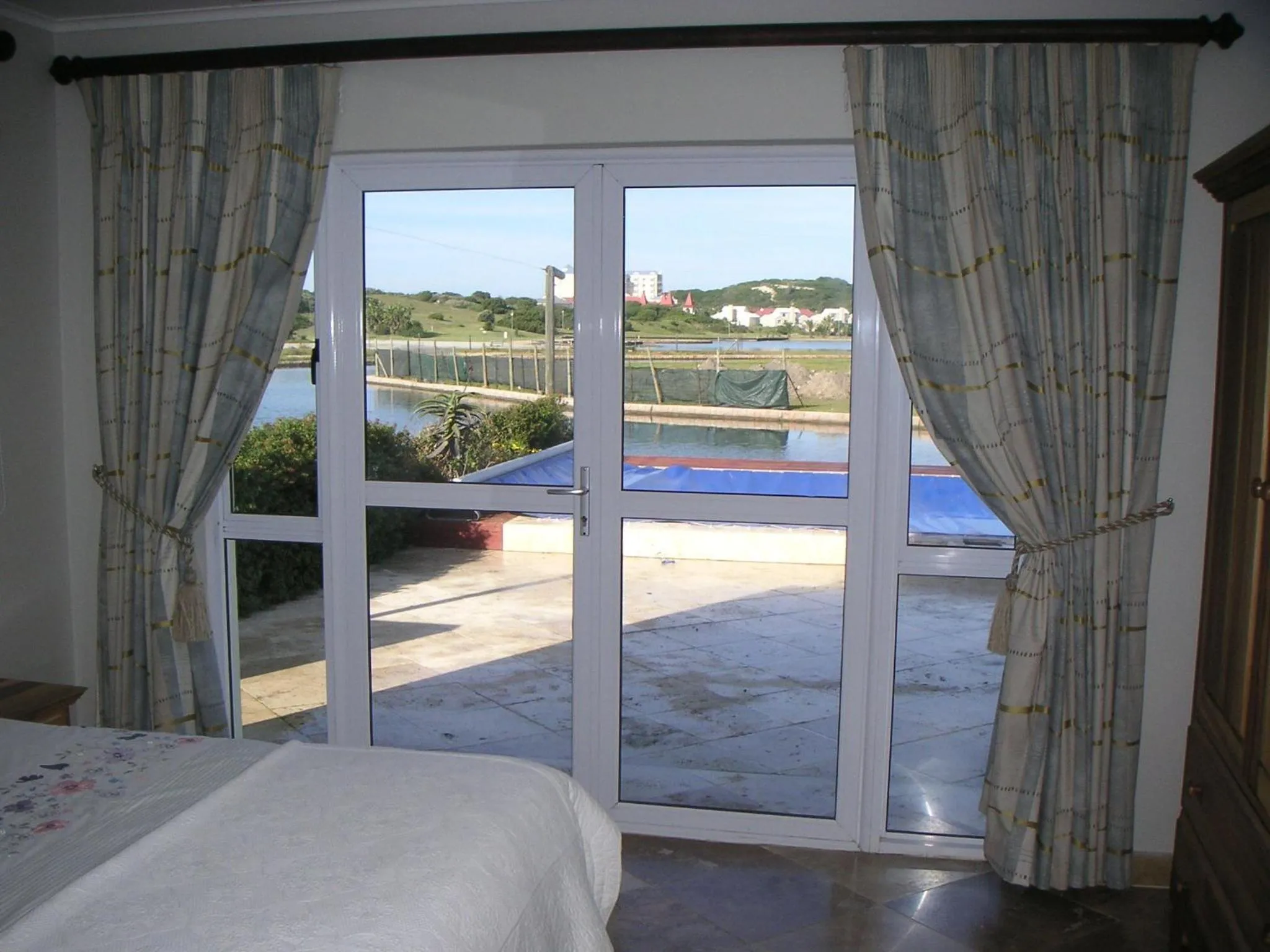 Lake view, Bed in Waterside Living MM1394