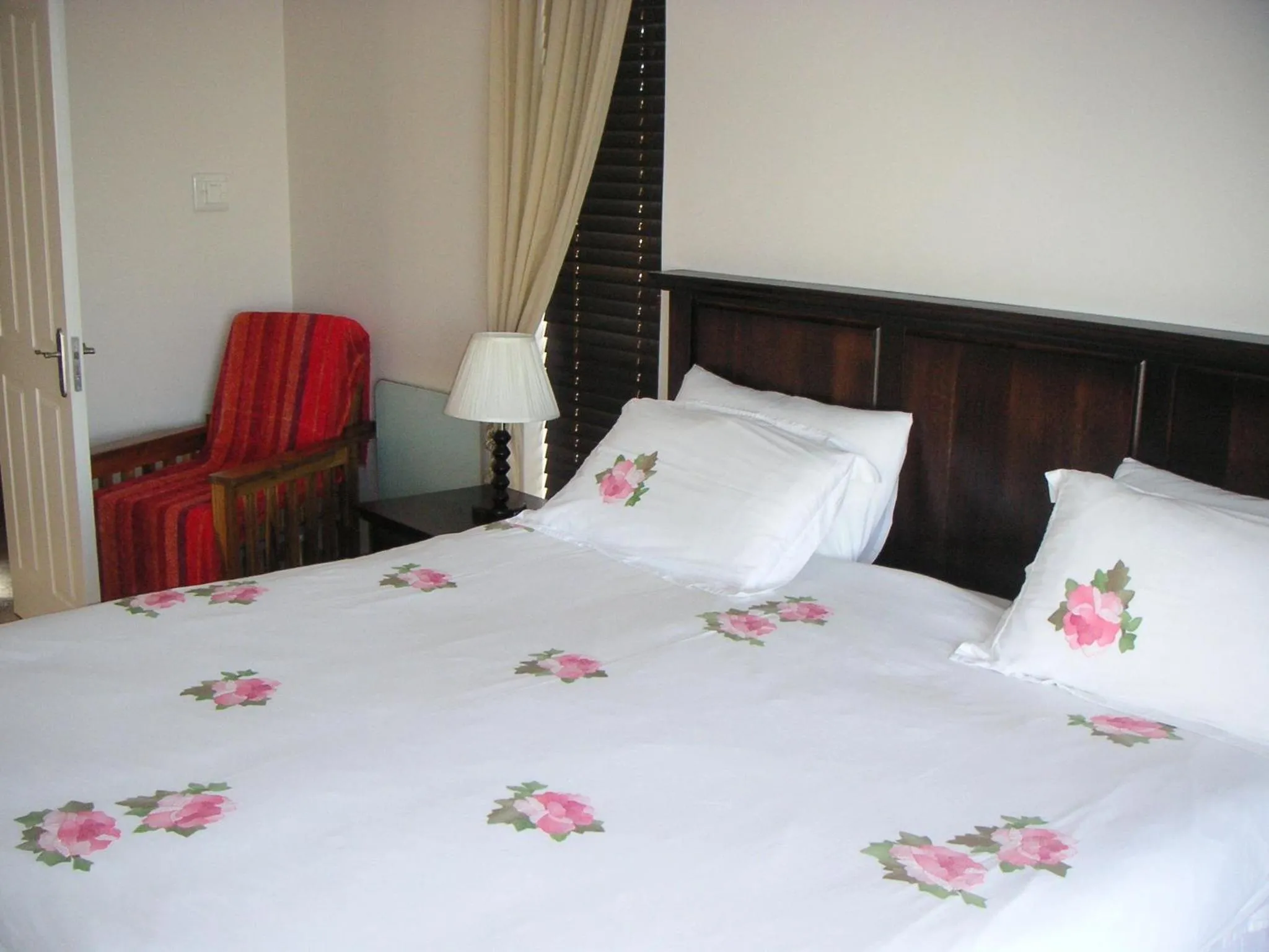 Bedroom, Bed in Waterside Living MM1394