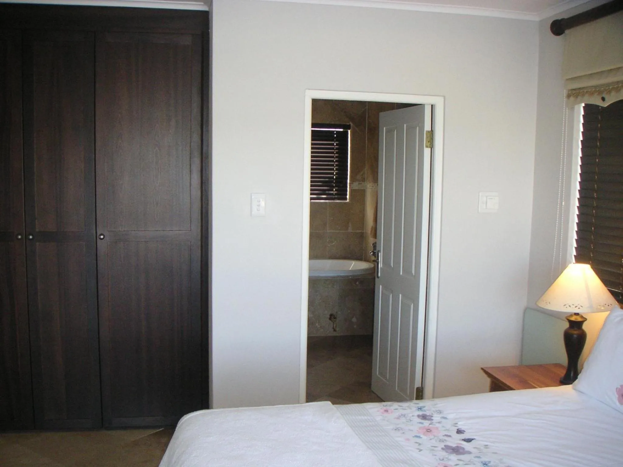 Bedroom, Bed in Waterside Living MM1394