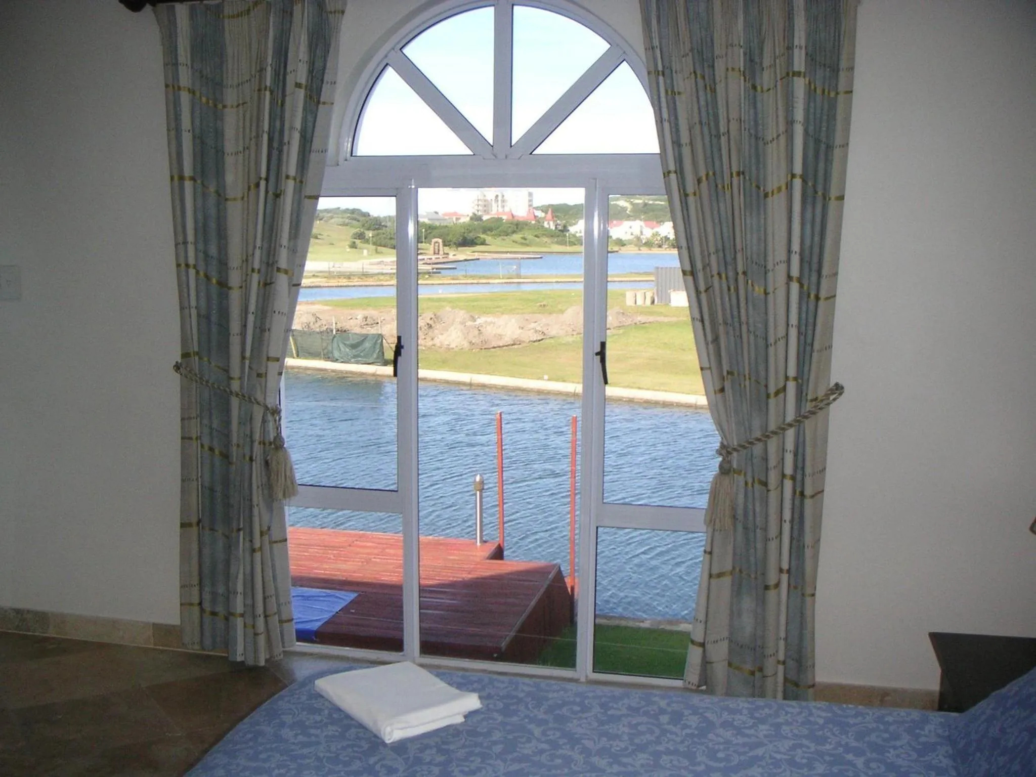 Lake view, Bed in Waterside Living MM1394