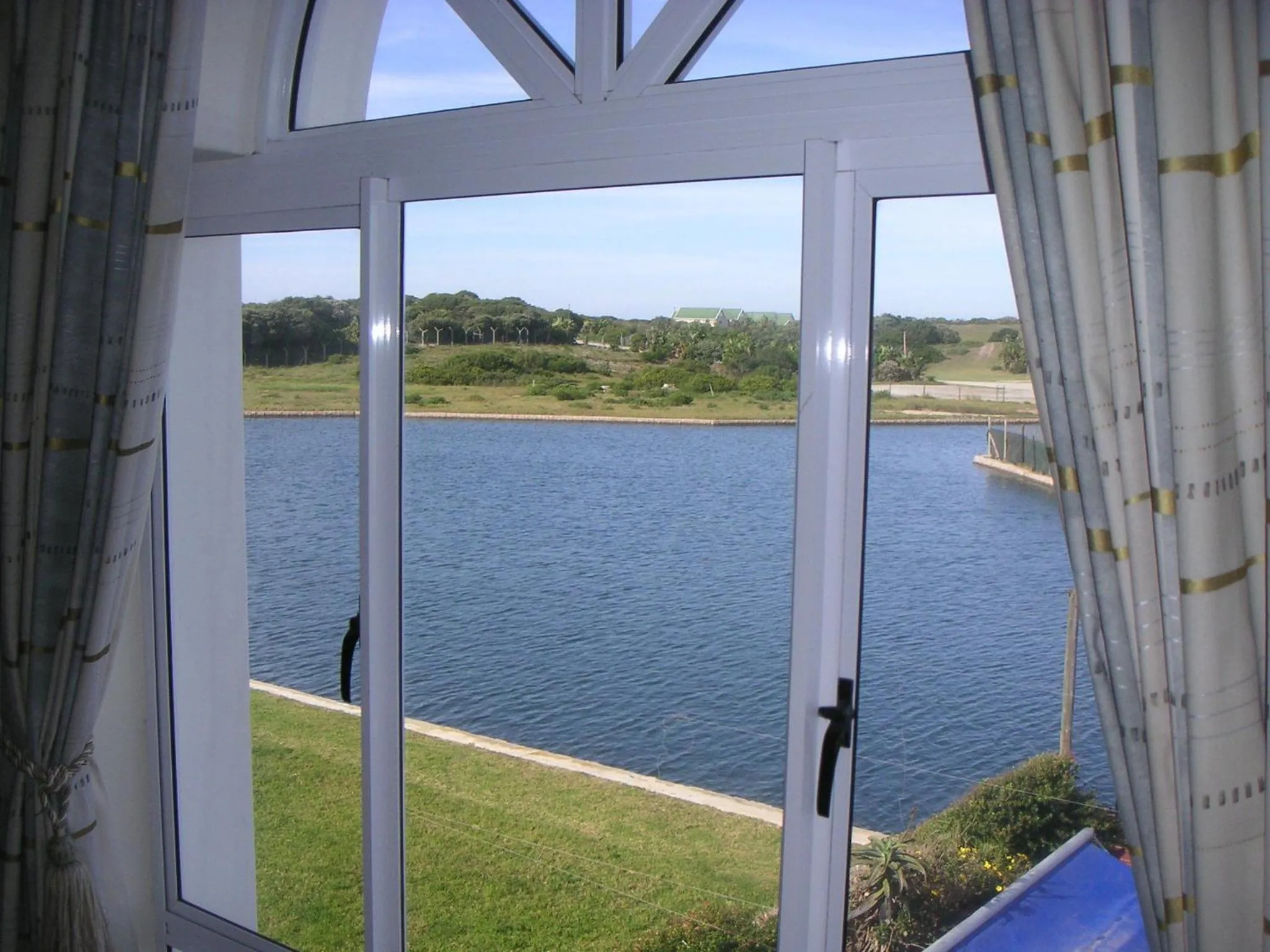 Lake view in Waterside Living MM1394