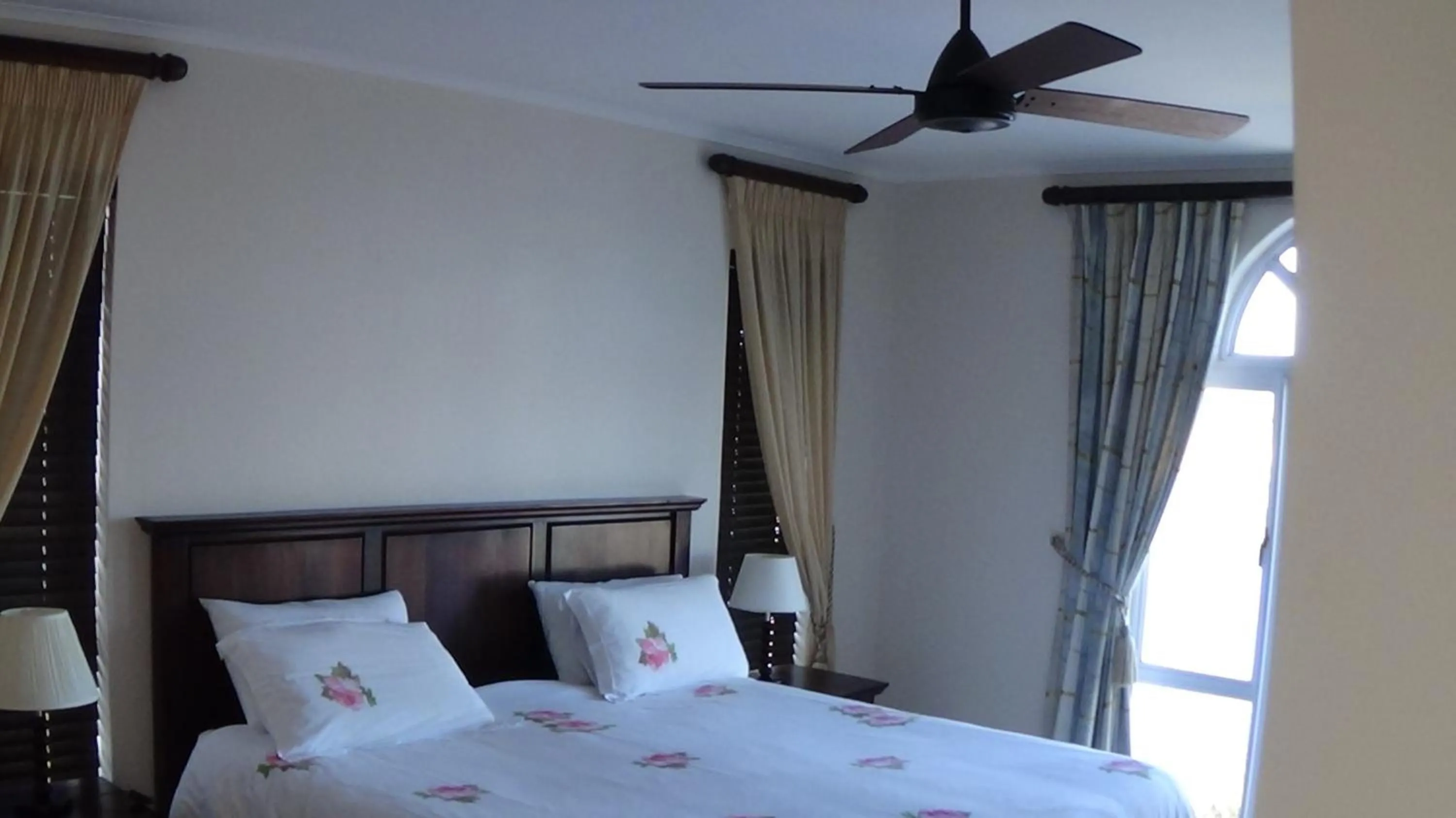 Bedroom, Bed in Waterside Living MM1394