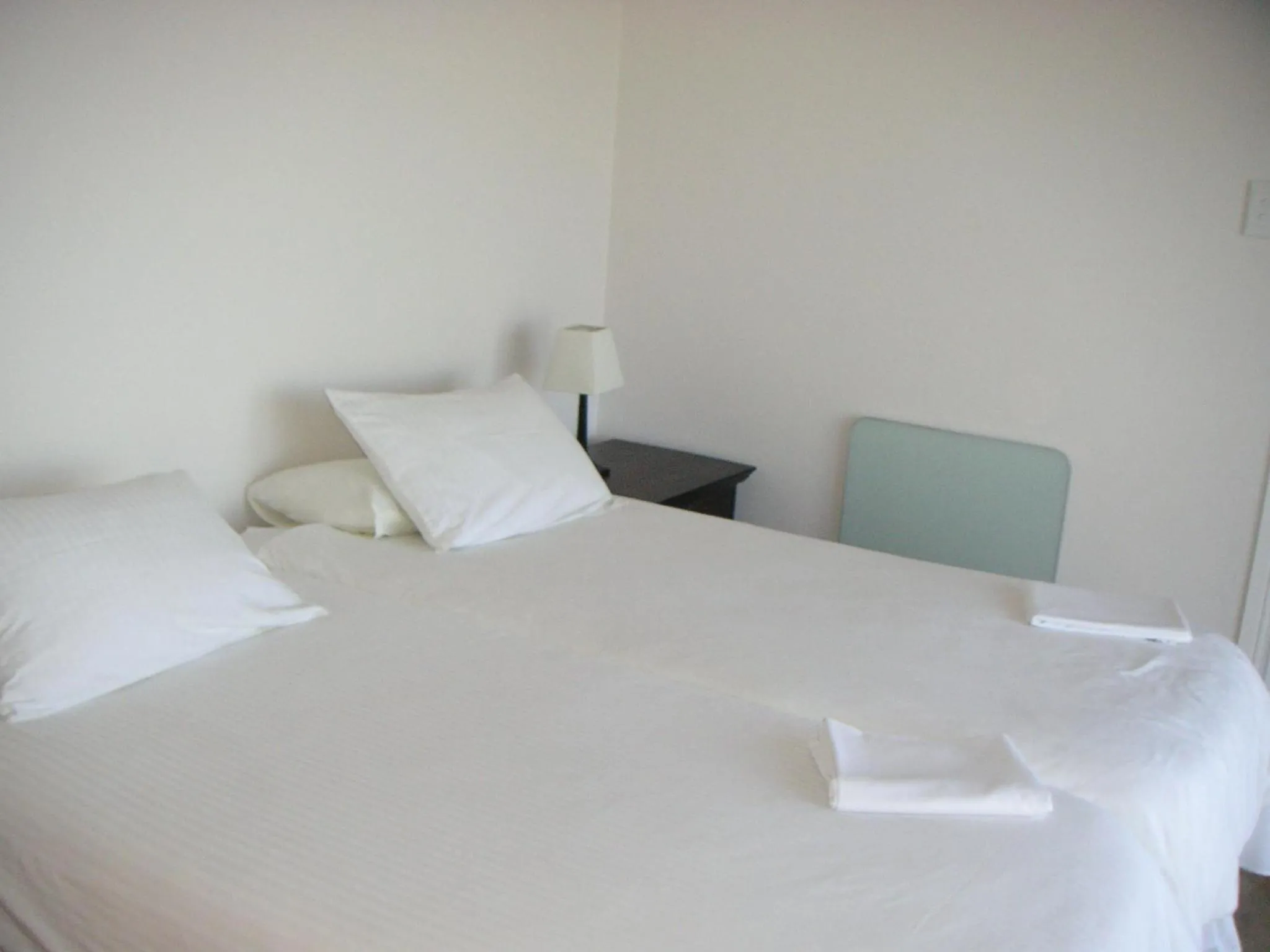 Bedroom, Bed in Waterside Living MM1394