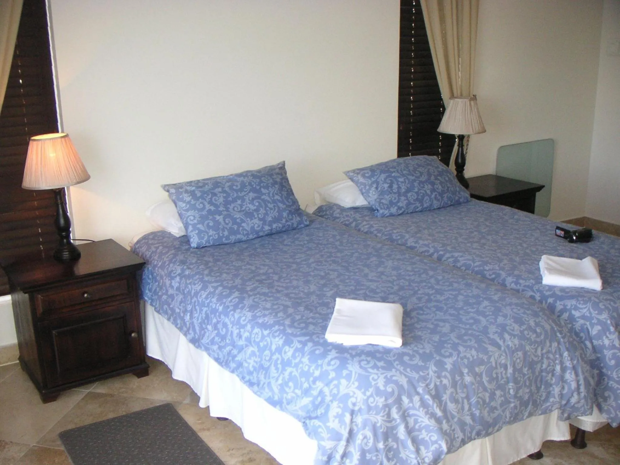 Bedroom, Bed in Waterside Living MM1394