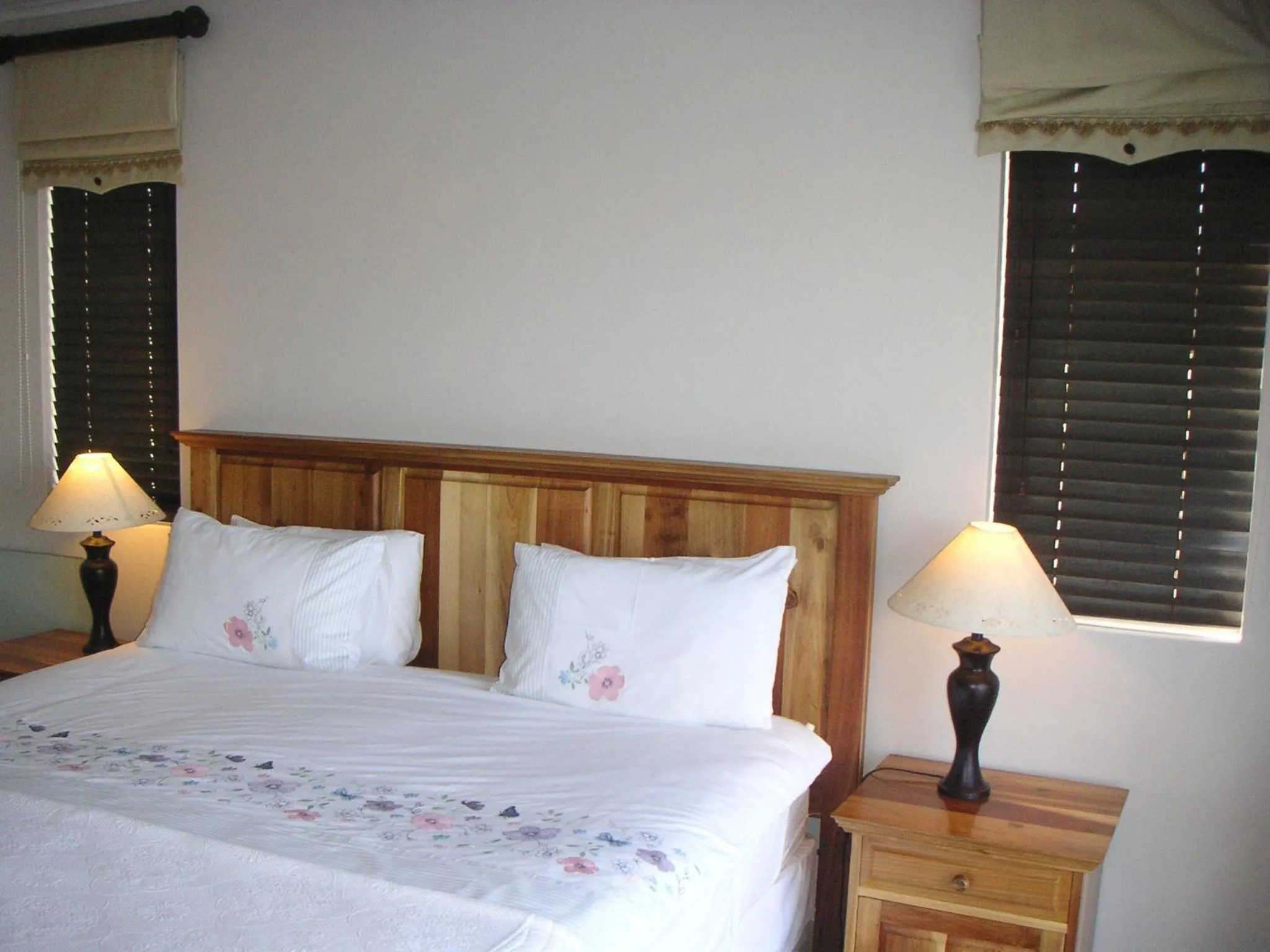 Bedroom, Bed in Waterside Living MM1394