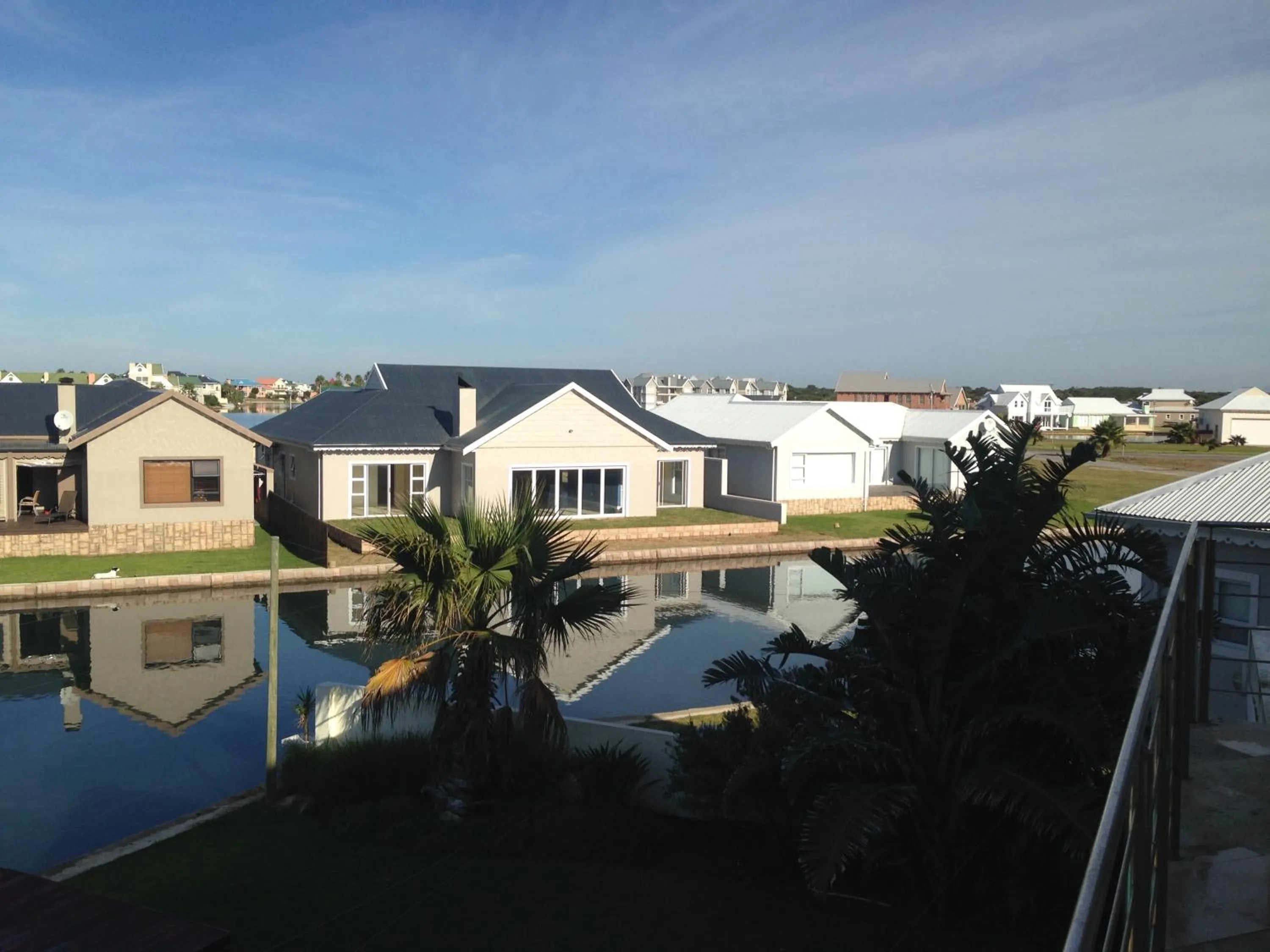 Lake view in Waterside Living MM1394