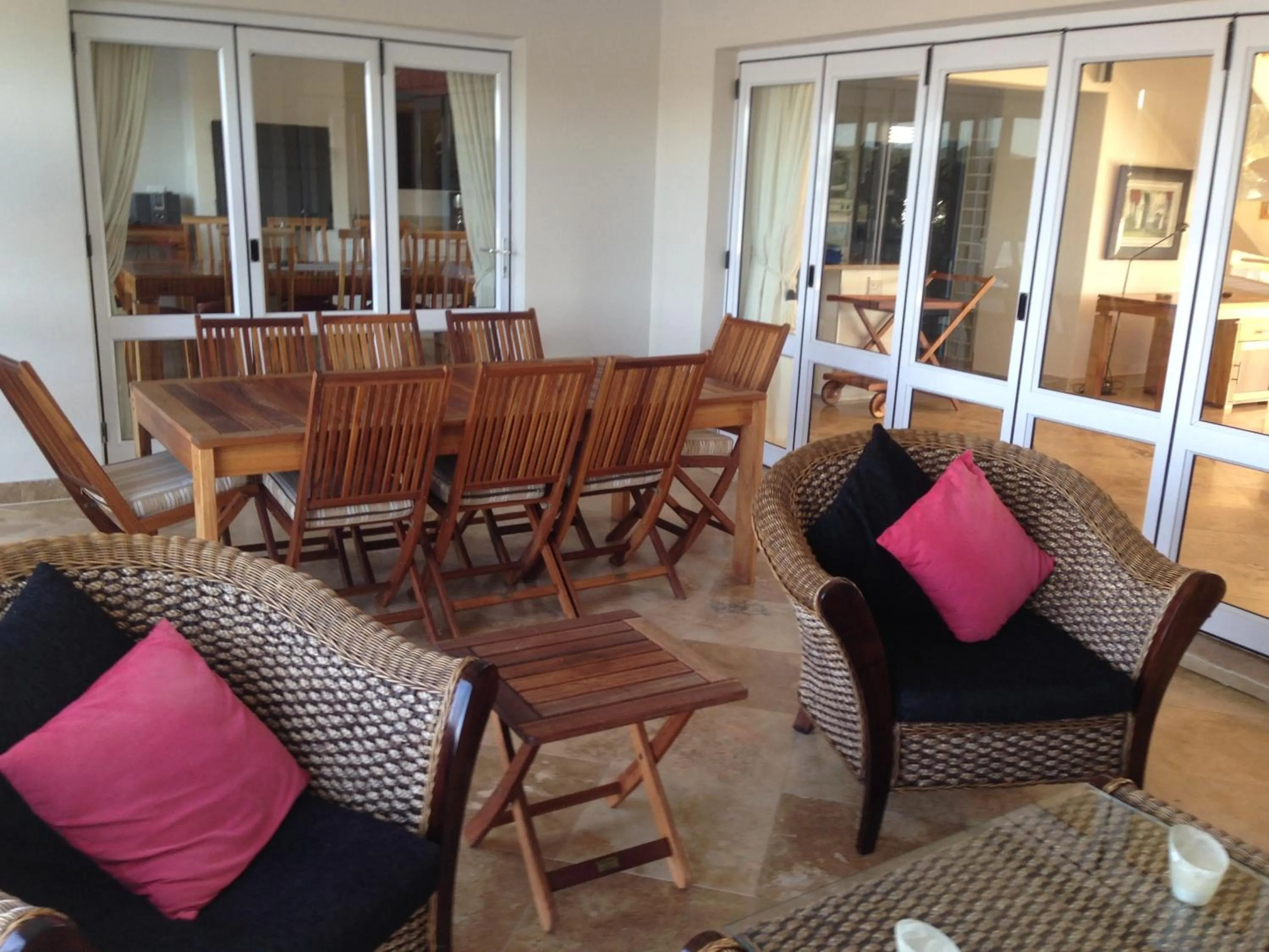 Seating area in Waterside Living MM1394